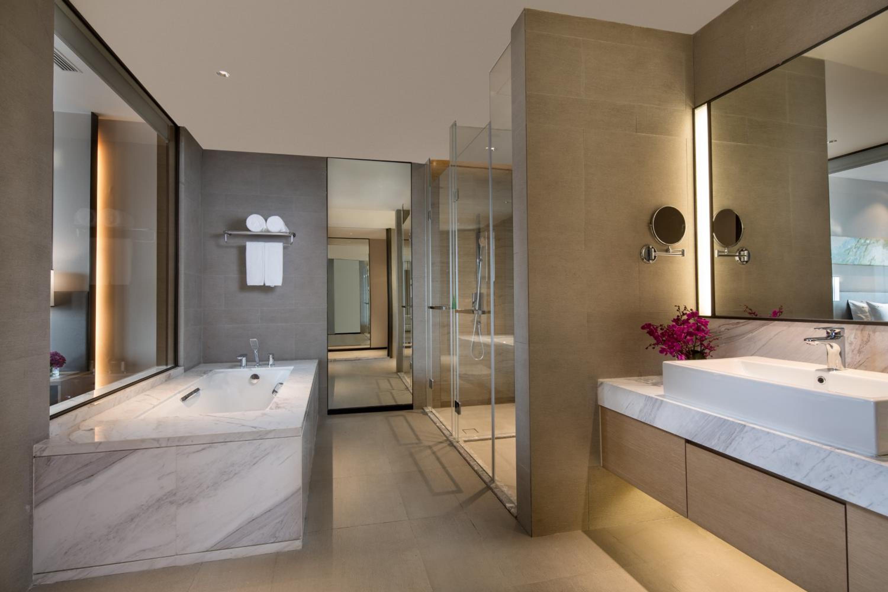 One-Bedroom King Suite with Harbor View photo 2