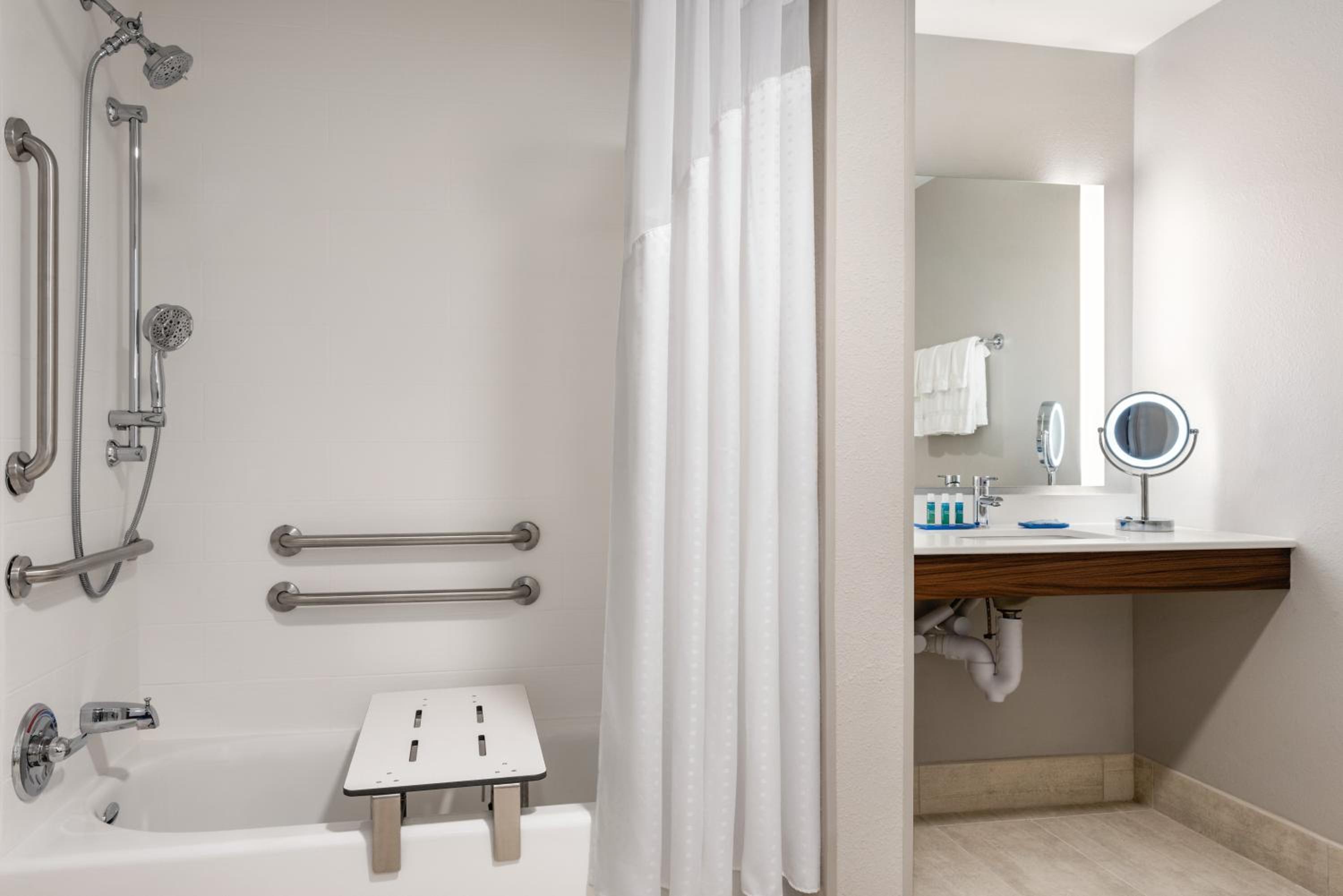 Standard Queen Room with Two Queen Beds and Mobility Accessible Tub photo 3