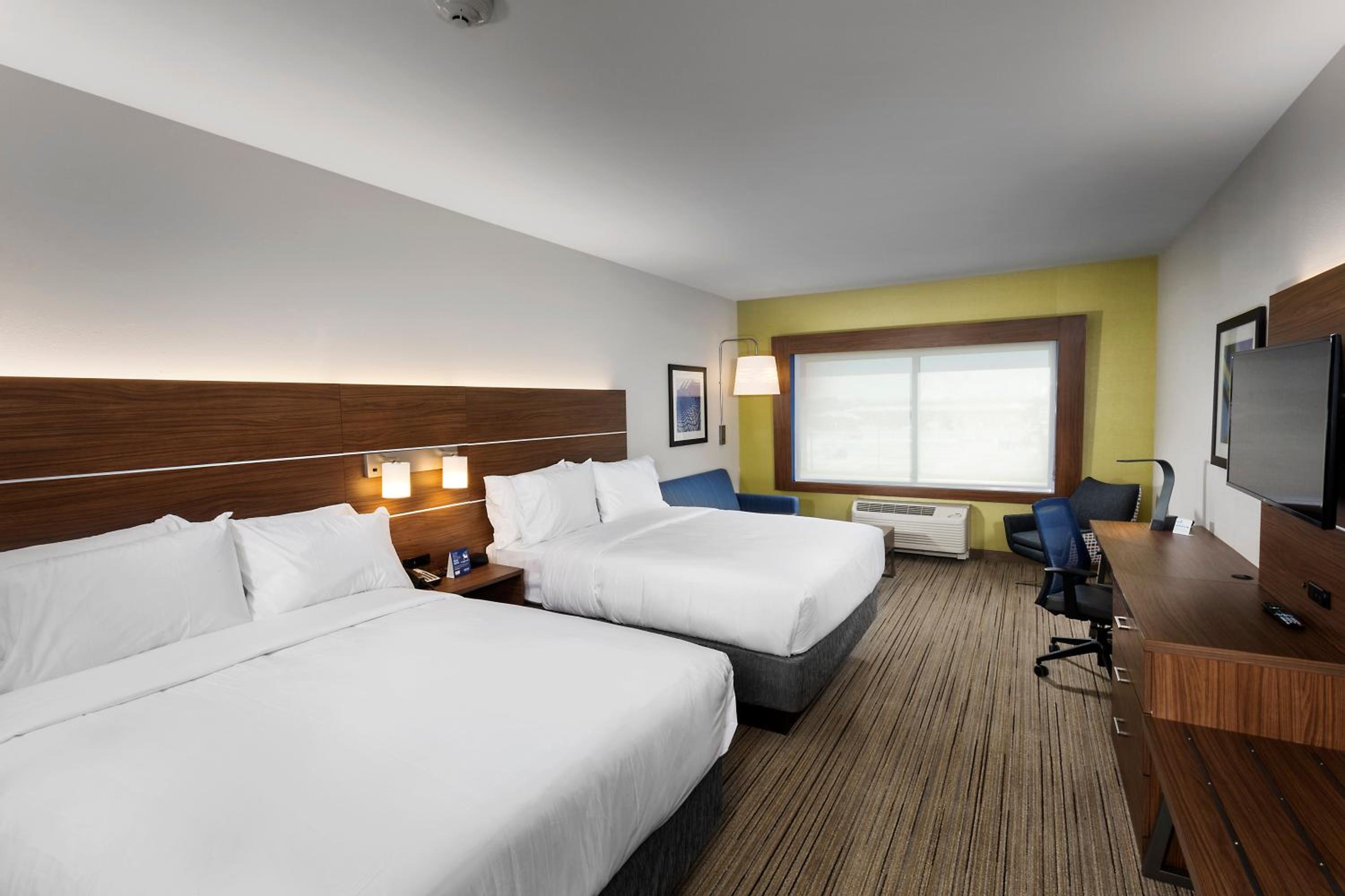 Queen Suite with Two Queen Beds photo 3