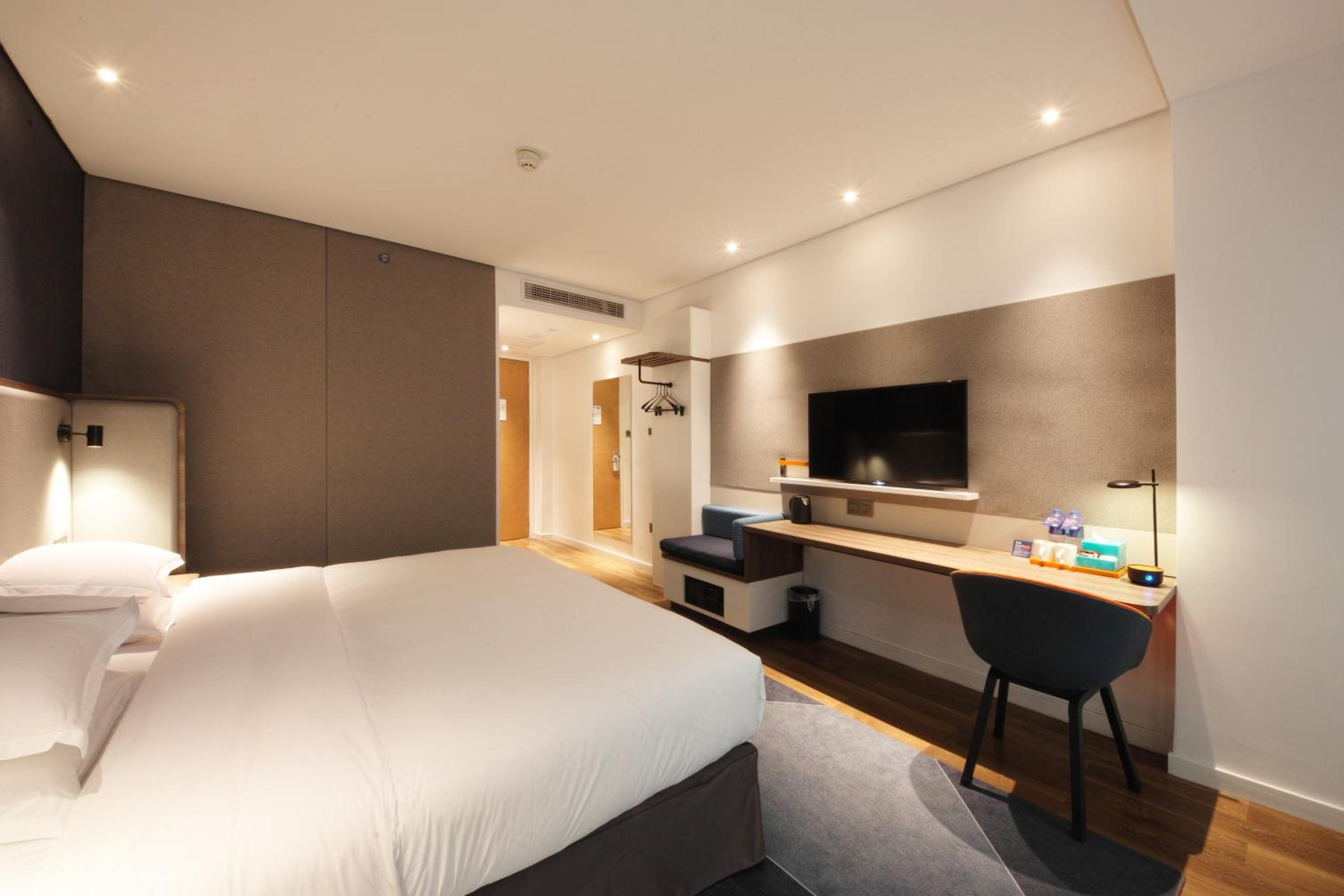 Standard King Room photo 2