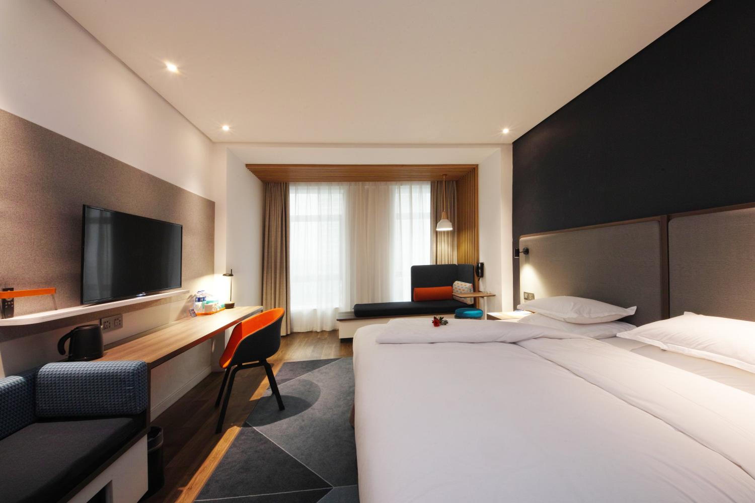 Standard King Room with Extra Space photo 3