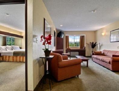 Queen Suite - Non-Smoking photo 3