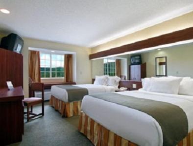 Queen Room With Two Queen Beds - Non-Smoking photo 1