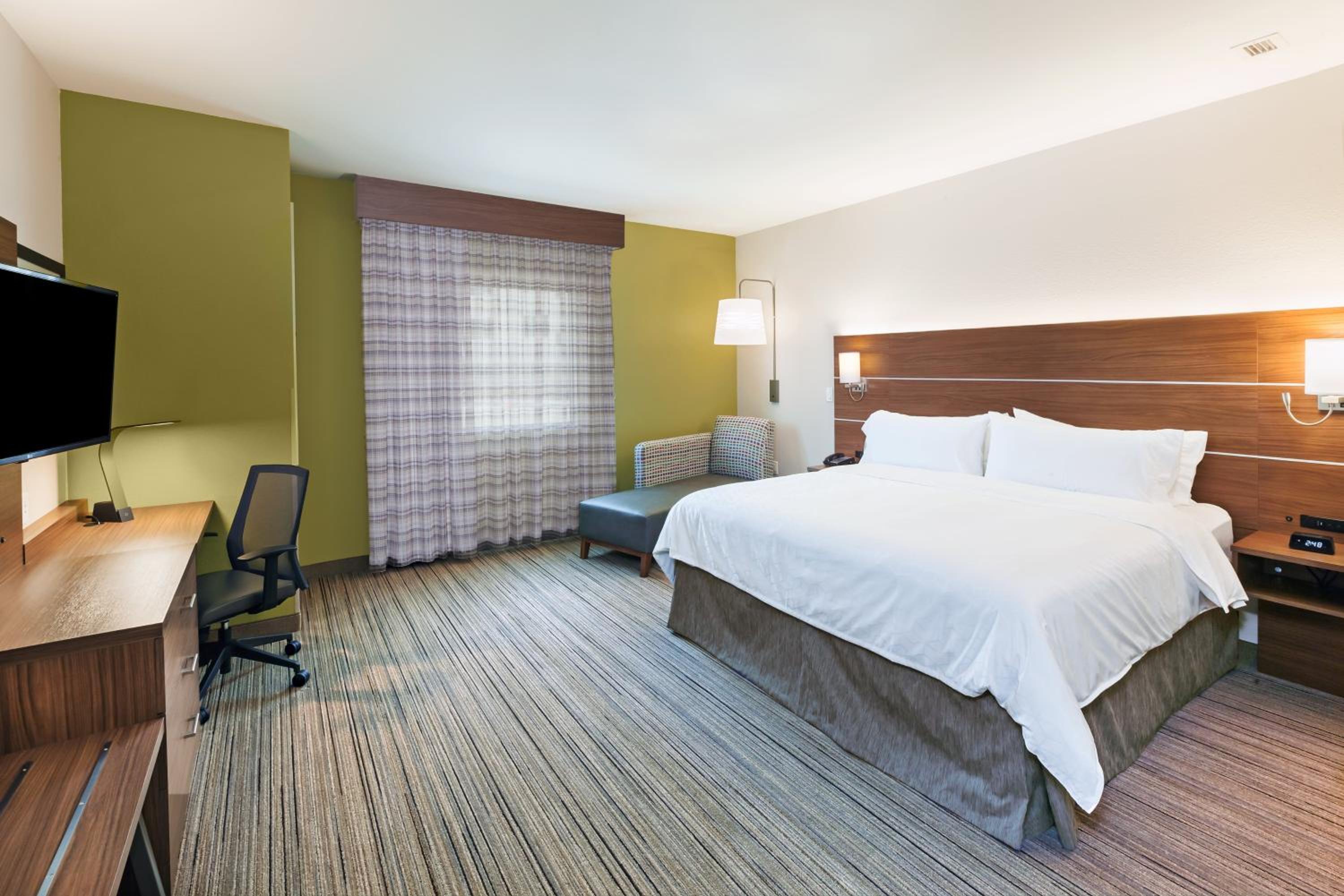 King Room - Mobility Access/Roll in Shower - Non-Smoking