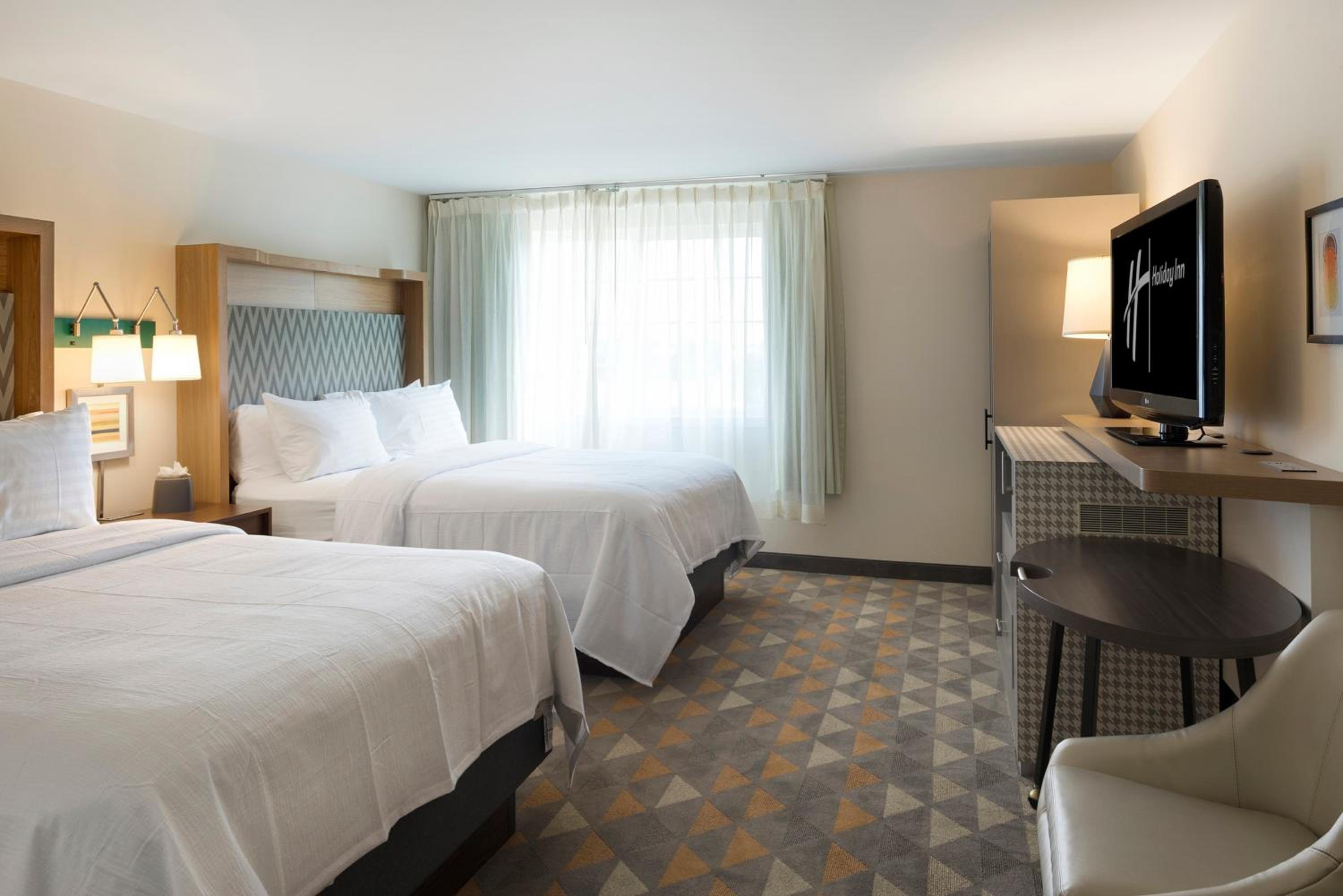 Standard Room with Two Queen Beds - Photo 3