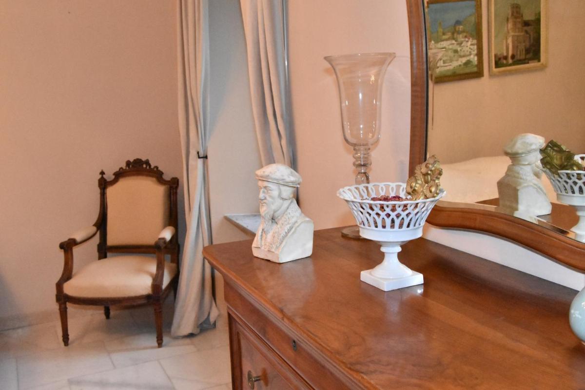 Deluxe King Room - Photo 2