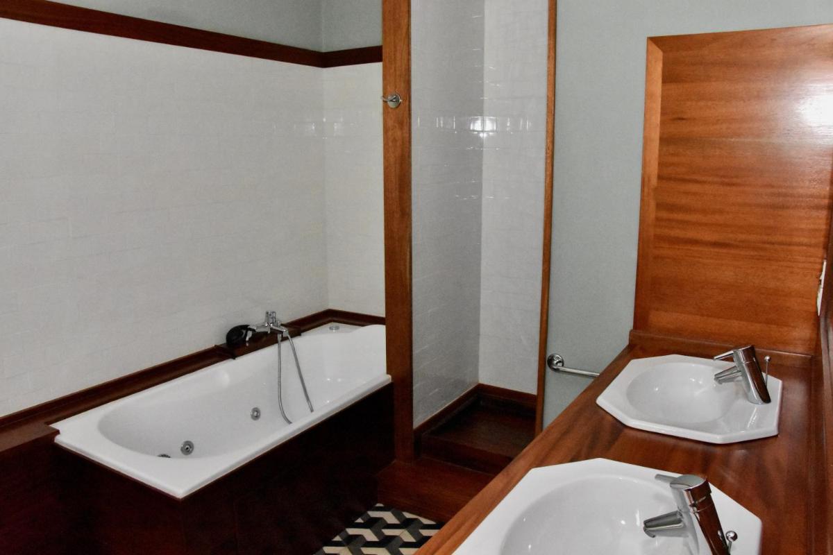 Deluxe King Room - Photo 3
