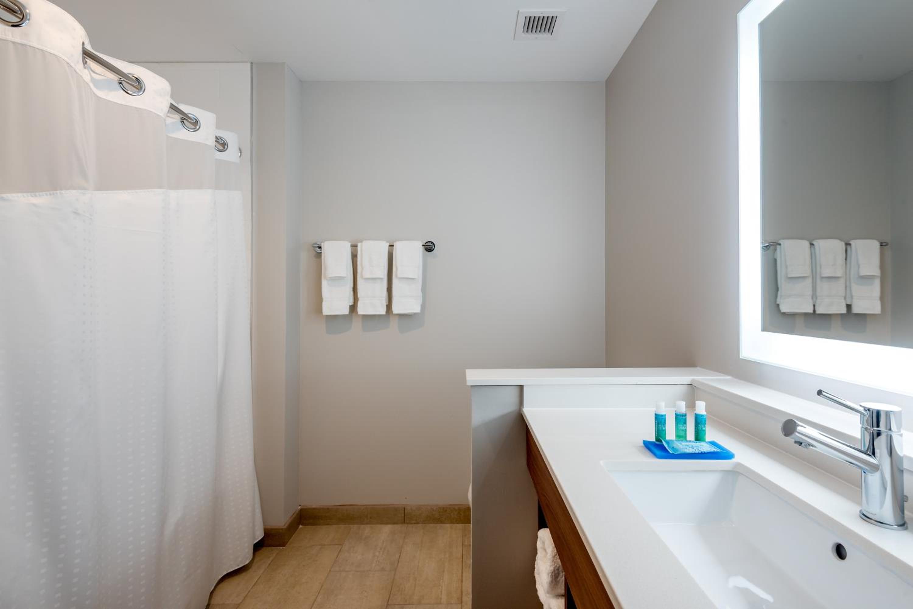 Queen Room with Two Queen Beds - Hearing Accessible/Non-Smoking photo 2