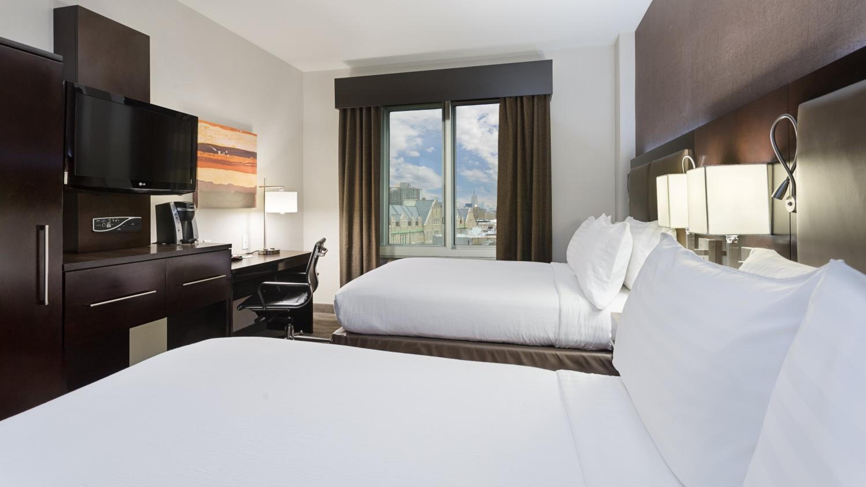 Standard Double Room with Two Double Beds and City View thumbnail 5