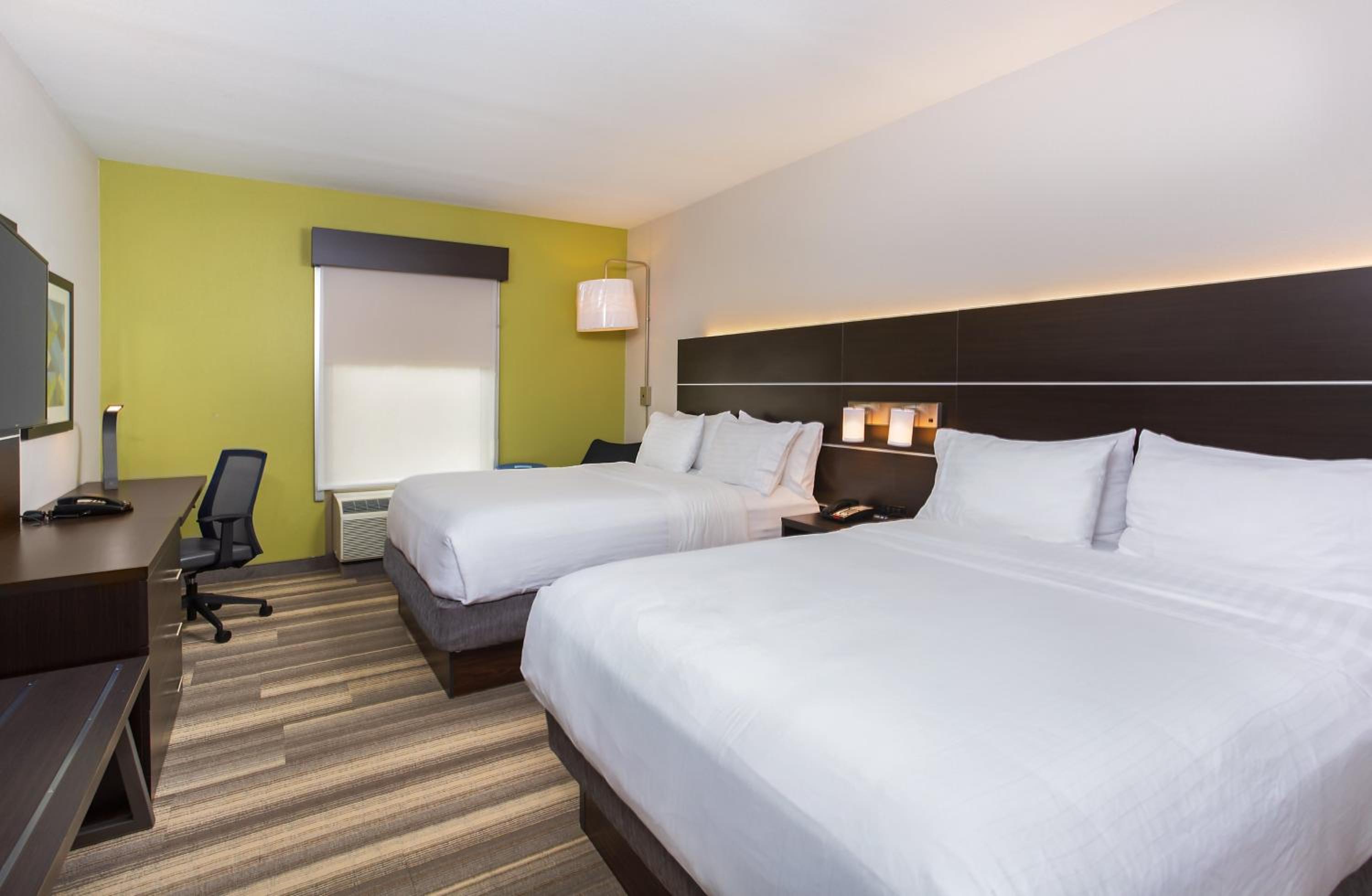 Standard Queen Room with Two Queen Beds - Photo 2