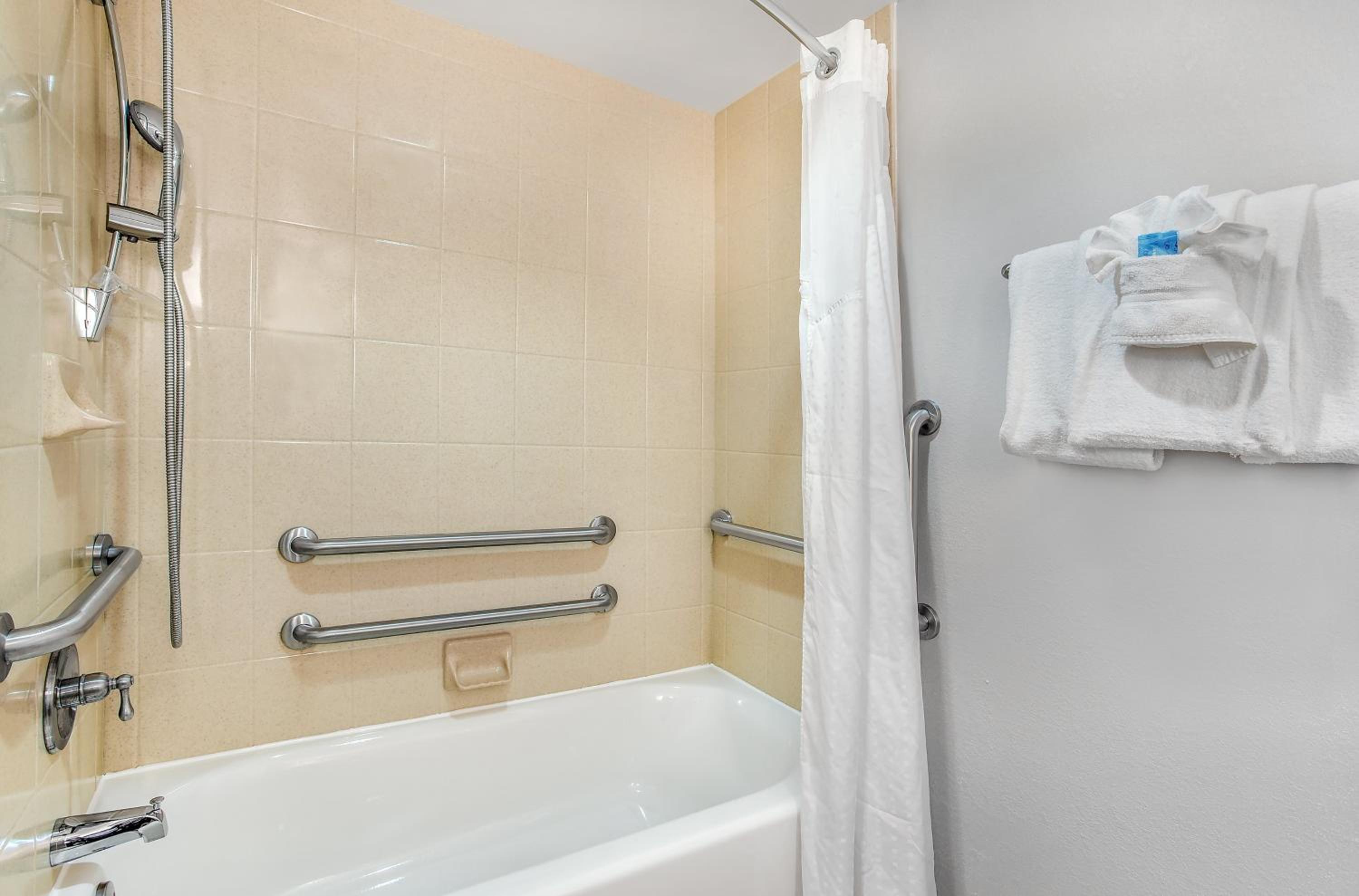 Standard Queen Room with Two Queen Beds - Communications Accessible - Photo 2