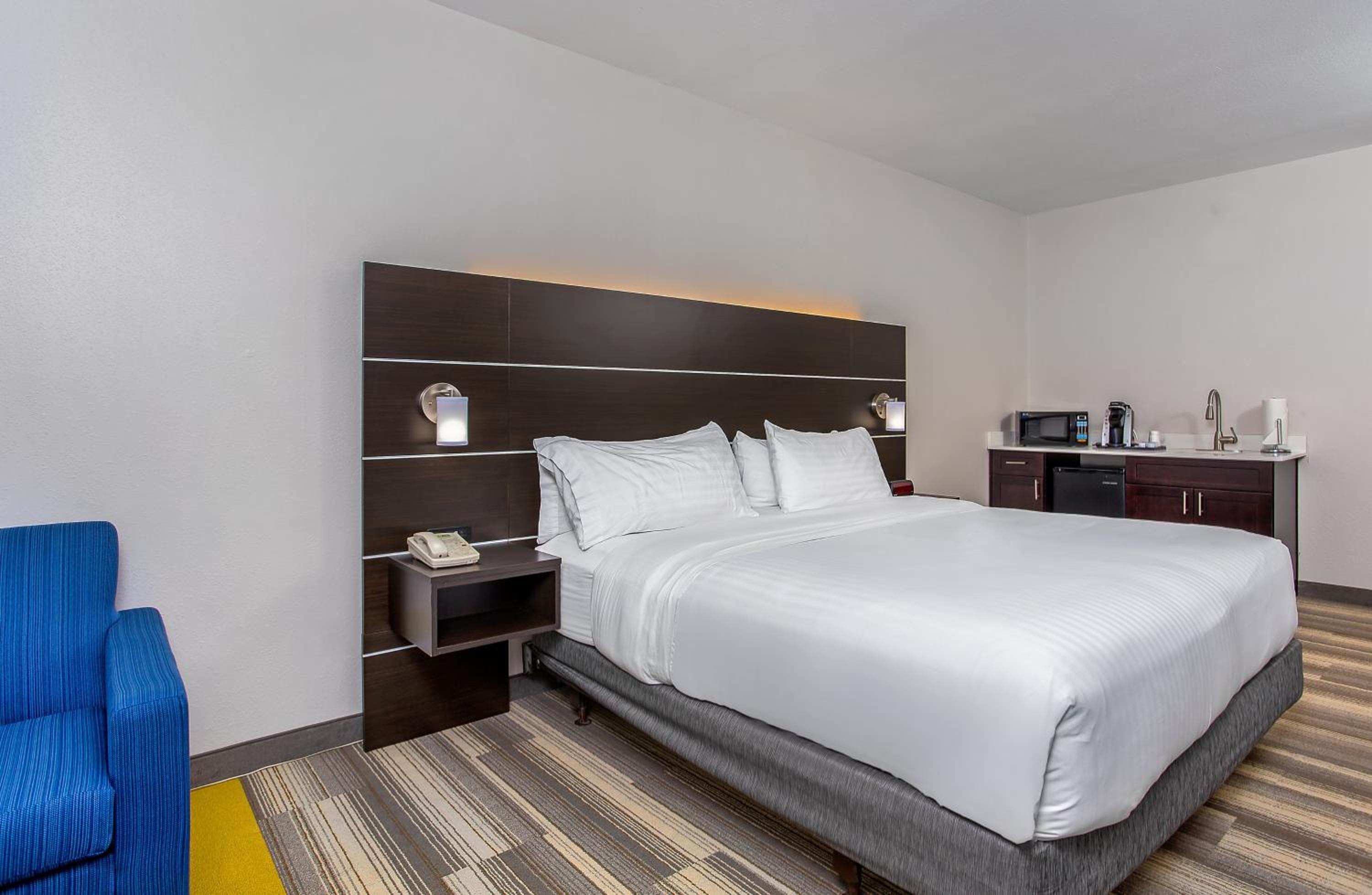 King Suite with Sofa Bed - Photo 4
