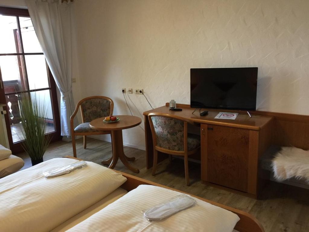 Double Room with Balcony - Photo 7