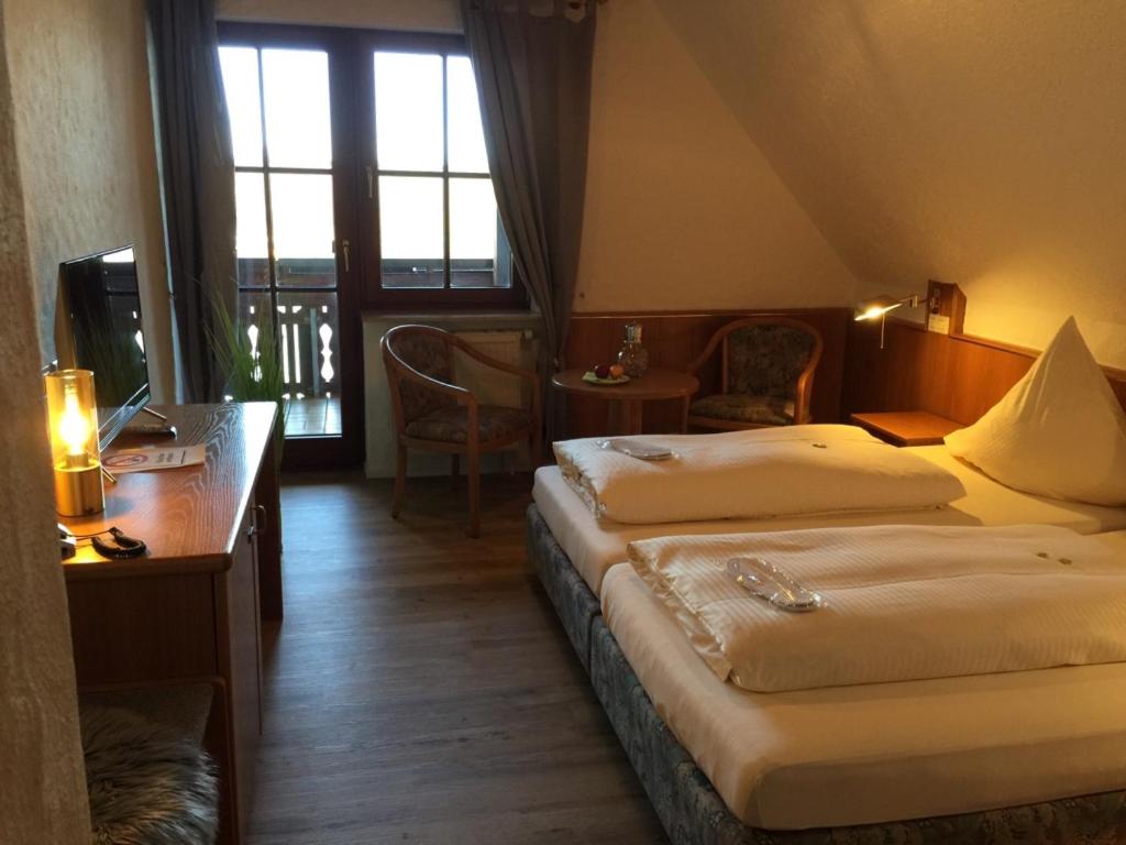 Double Room with Balcony - Photo 6
