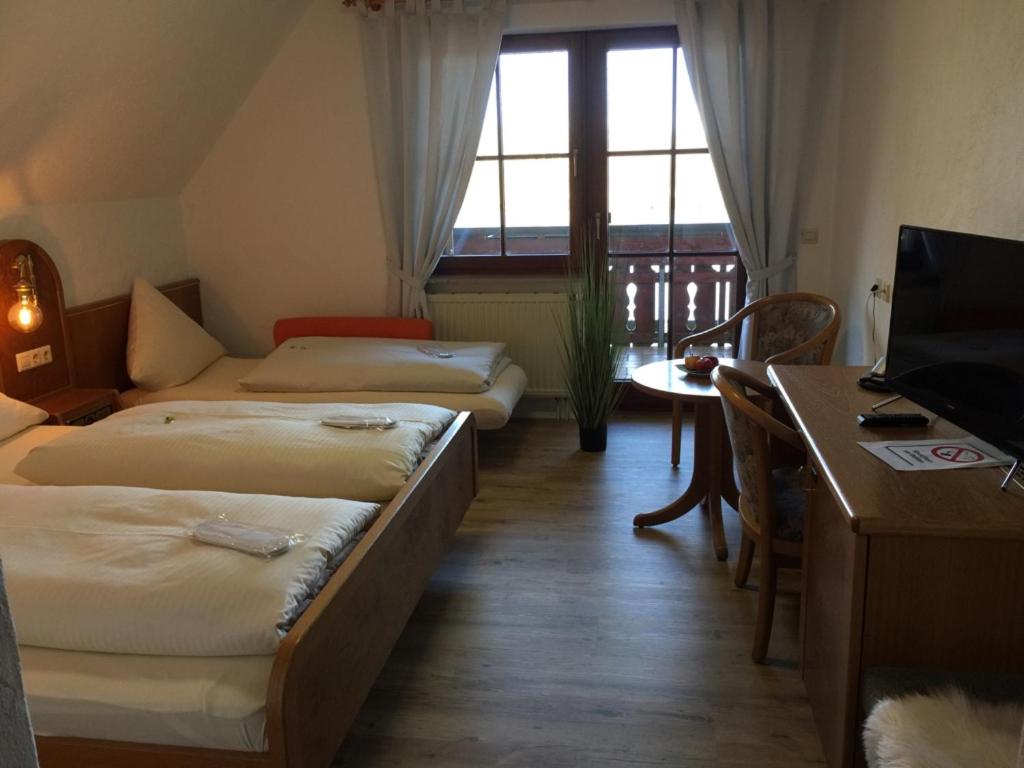 Double Room with Balcony - Photo 4