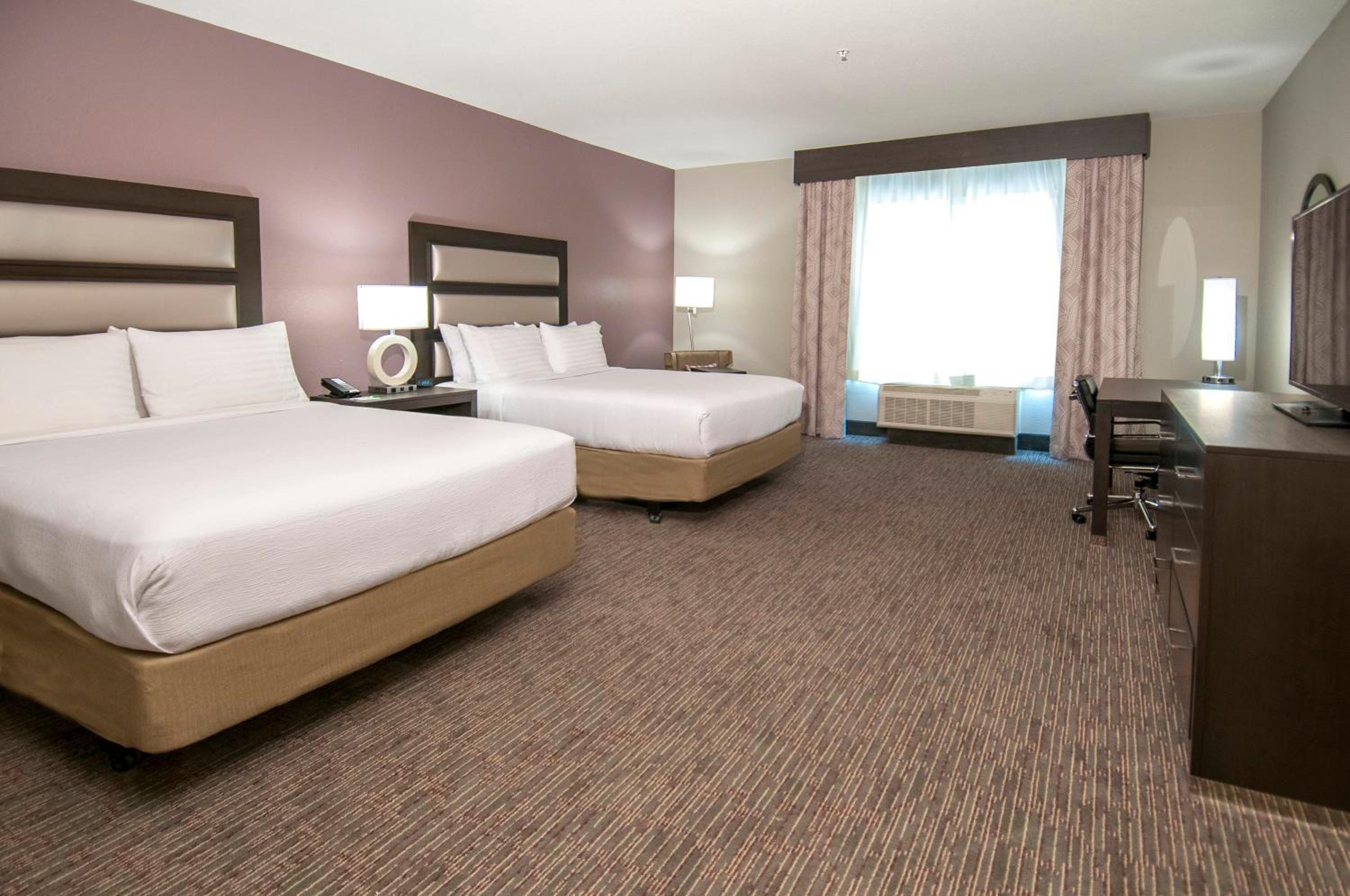 Standard Queen Room with Two Queen Beds and Roll-In Shower - Mobility Access photo 3