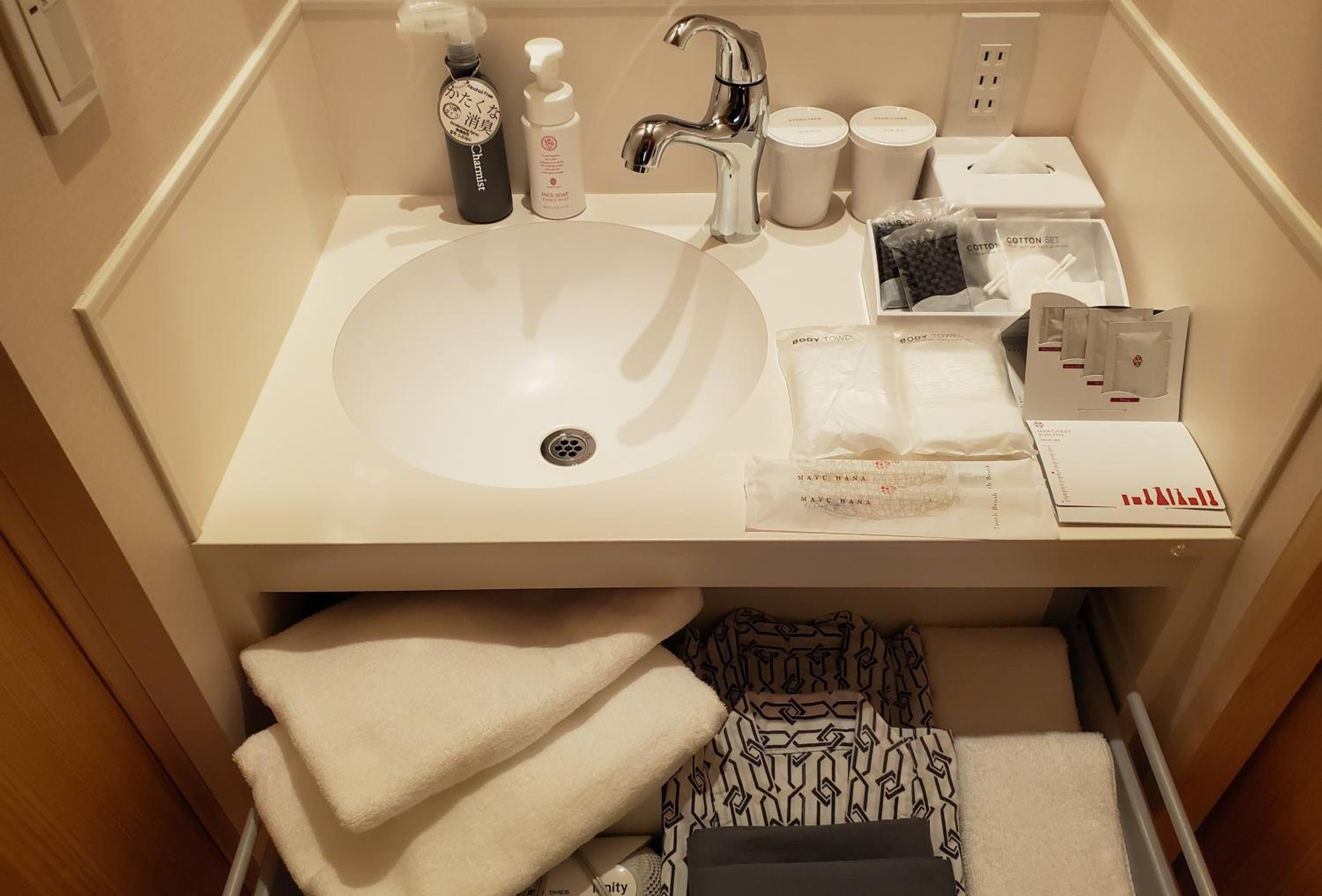 Twin Room with Private Bathroom photo 3