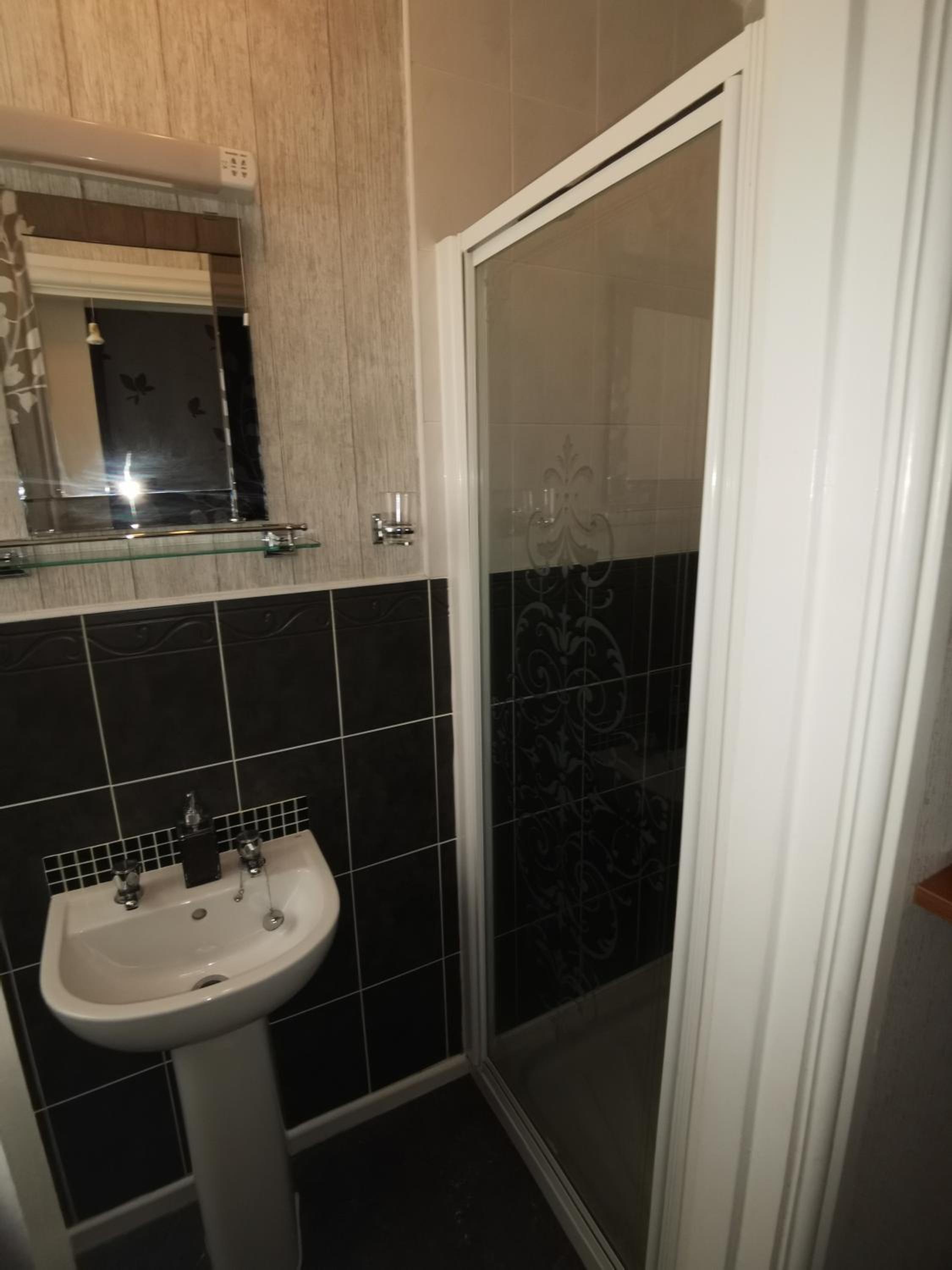 Standard Twin Room - Photo 12