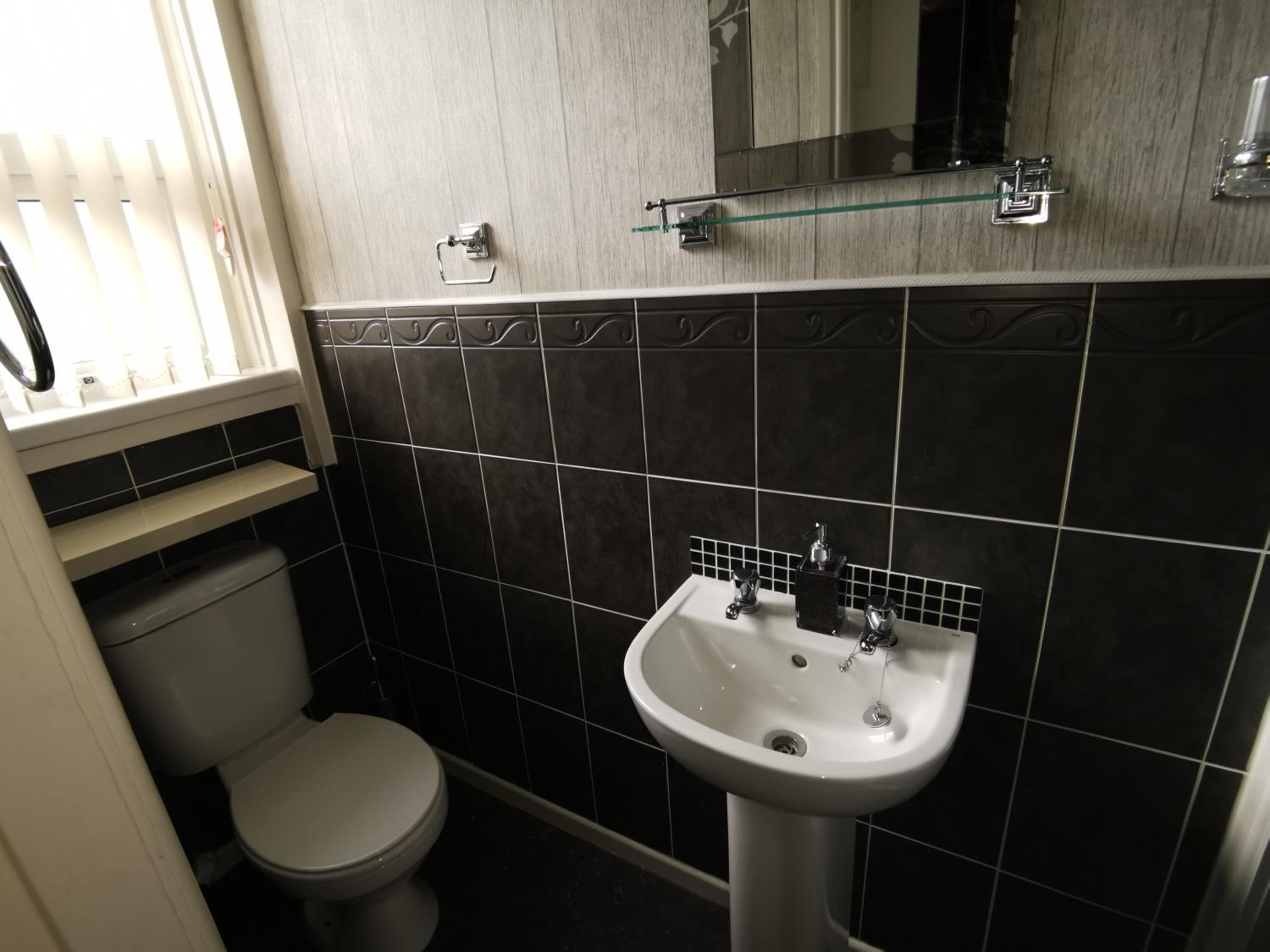 Standard Twin Room - Photo 11