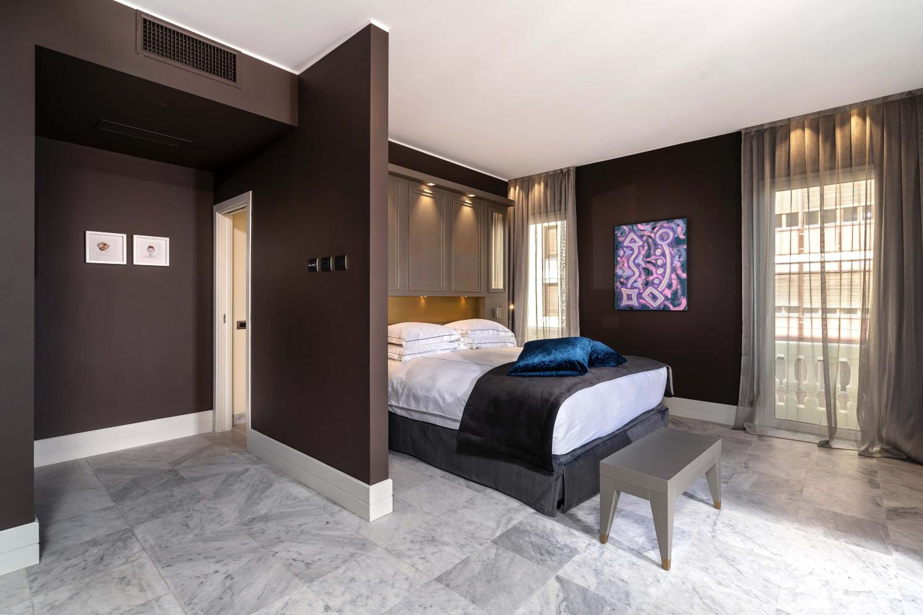 Suite - Photo 1