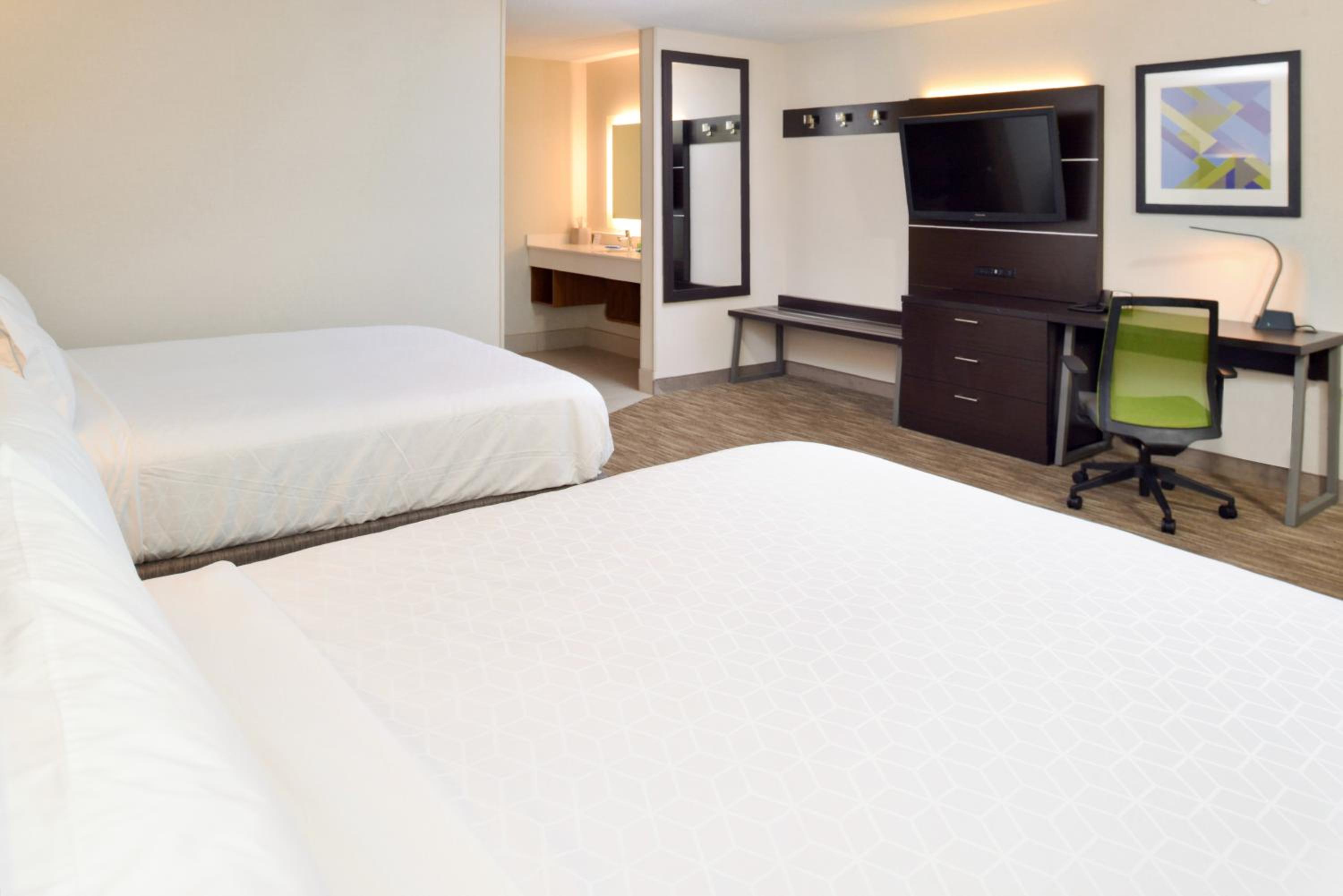 Queen Room with Two Queen Beds and Mobility Accessible Tub - Photo 4