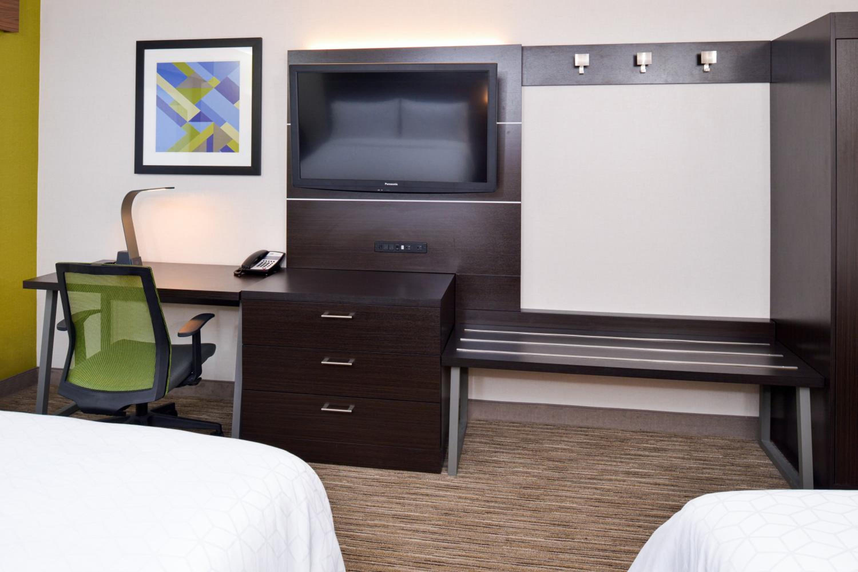 Standard Room with Two Queen Beds - Photo 6