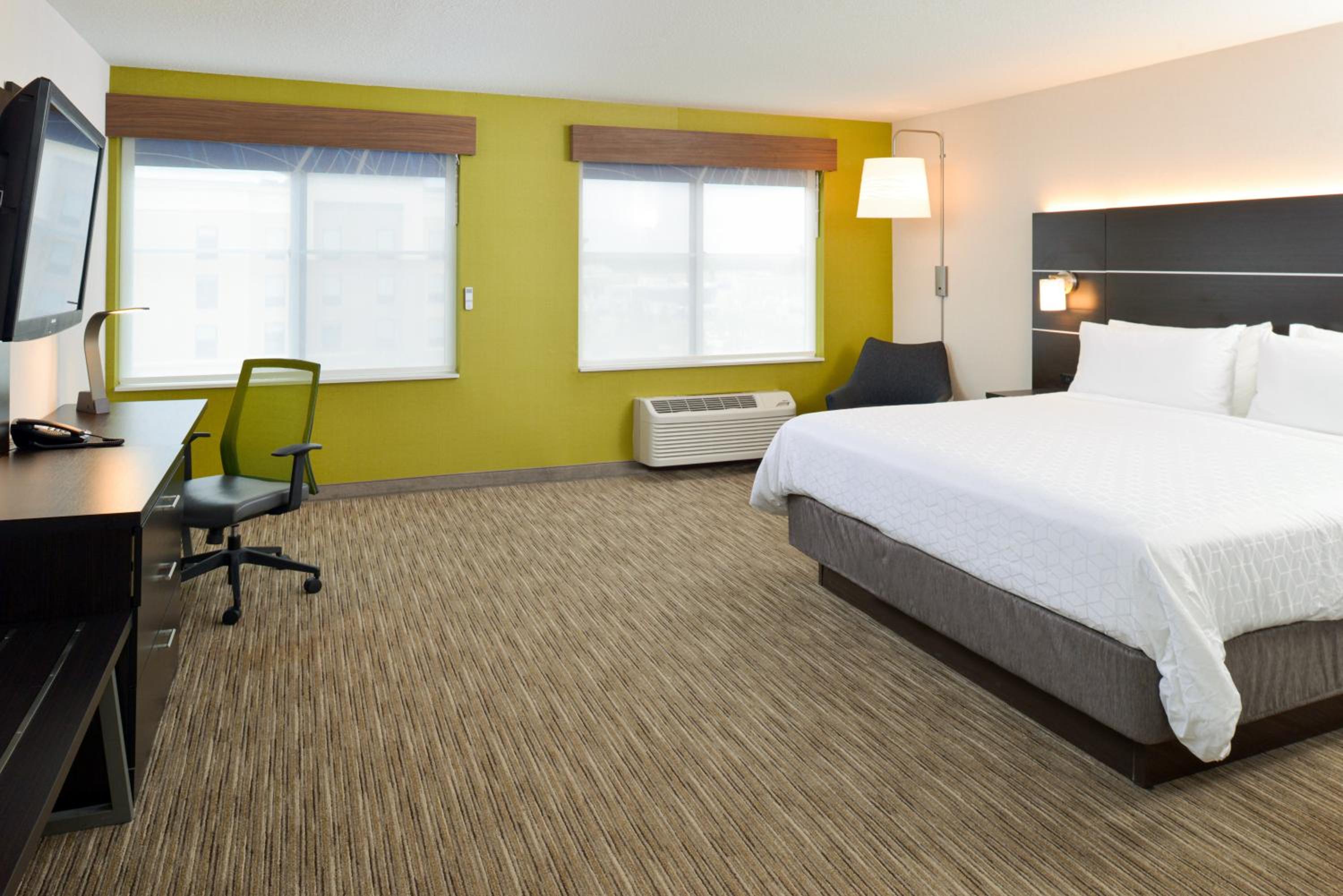 King Room with Accessible Tub - Mobility Access photo 3
