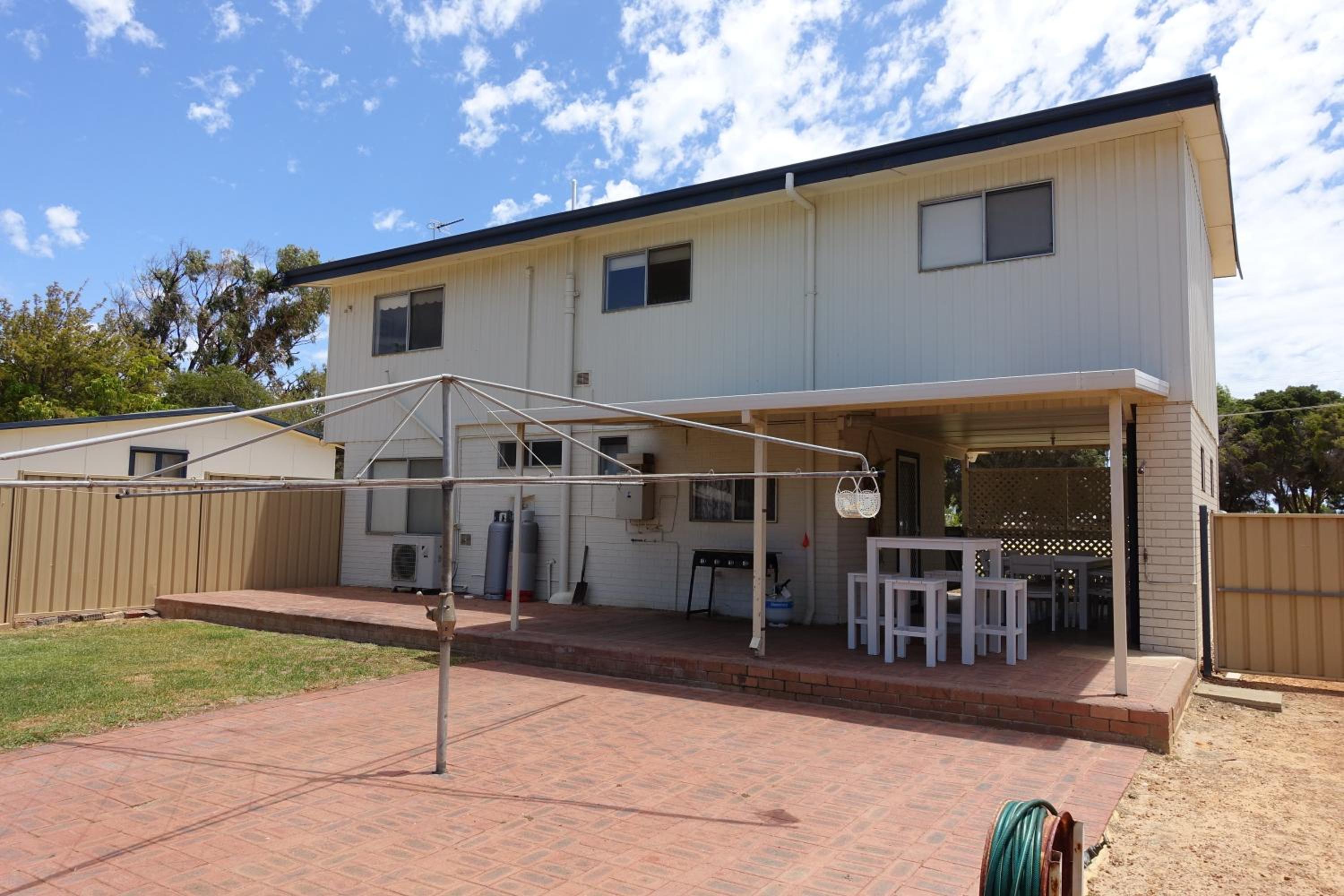 Three-Bedroom House photo 3