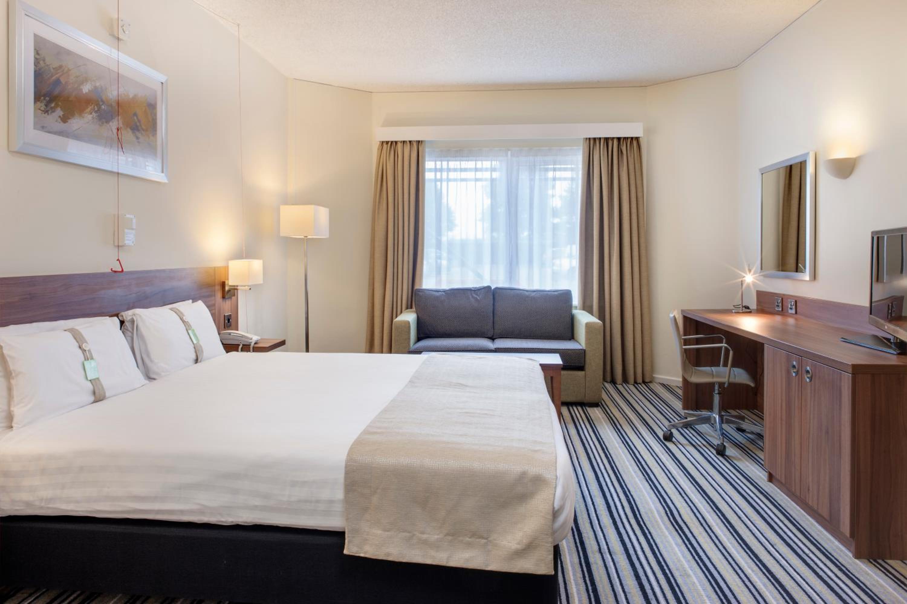 Standard King Room with Sofa Bed - Photo 9