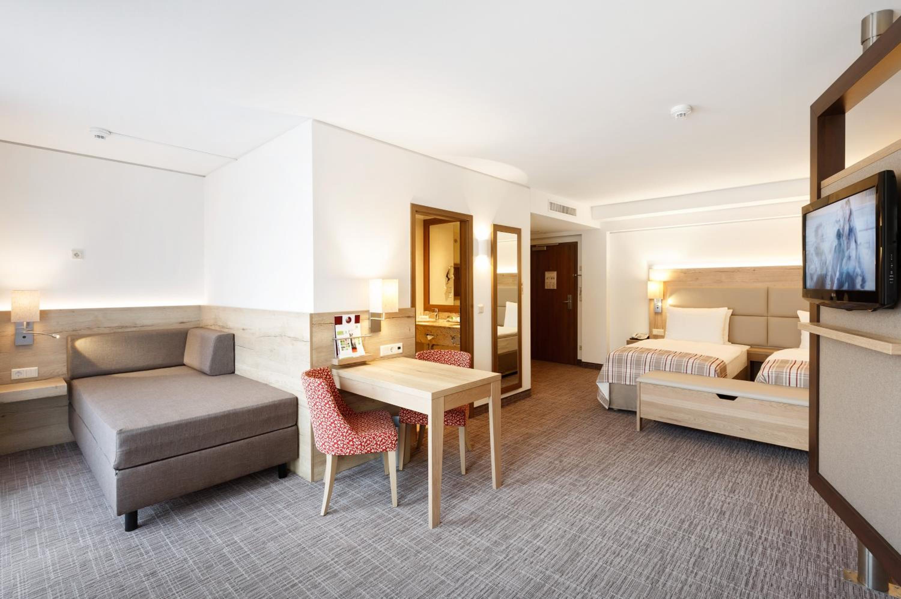 Premium King Room - Photo 9