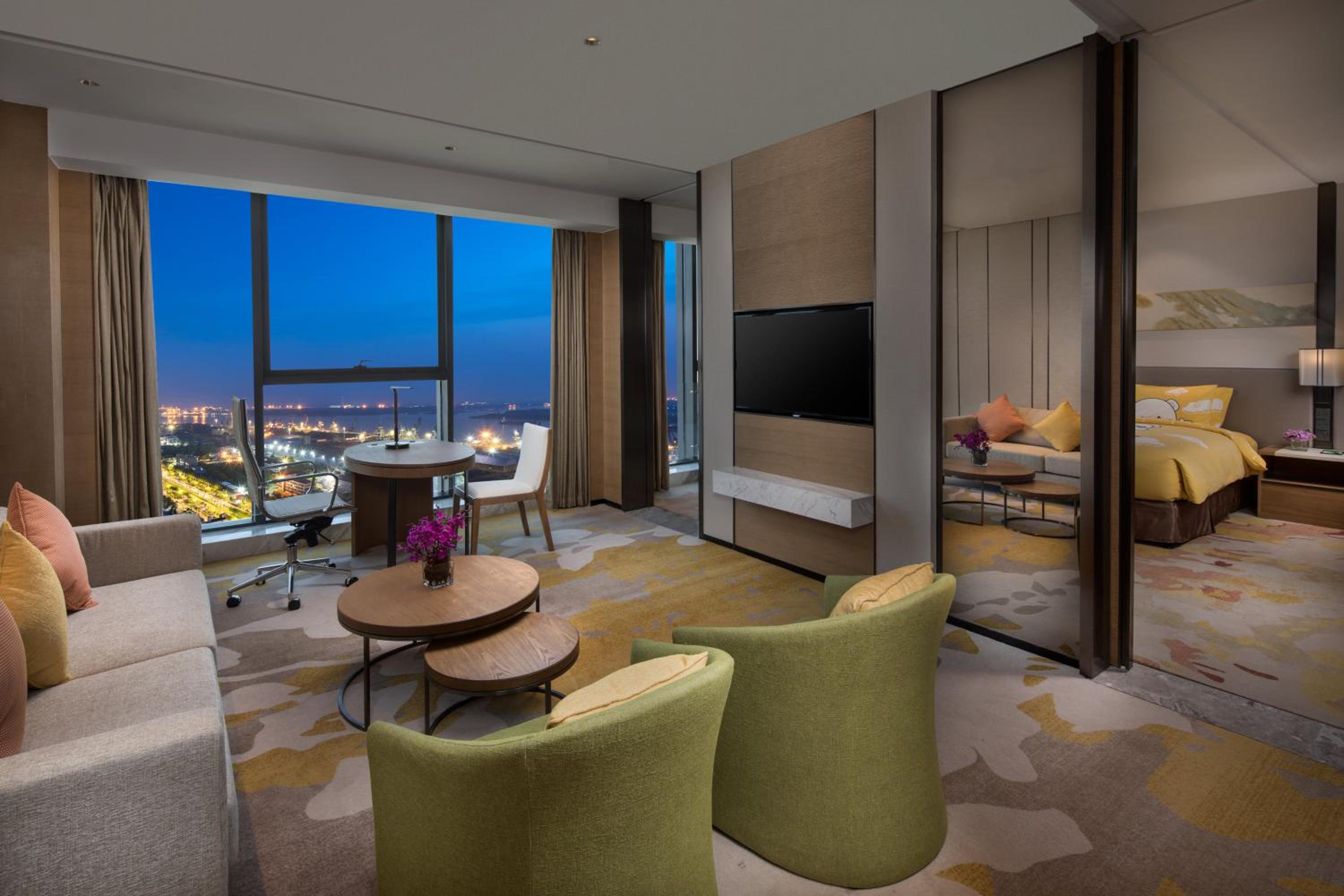 One-Bedroom King Suite with Harbor View