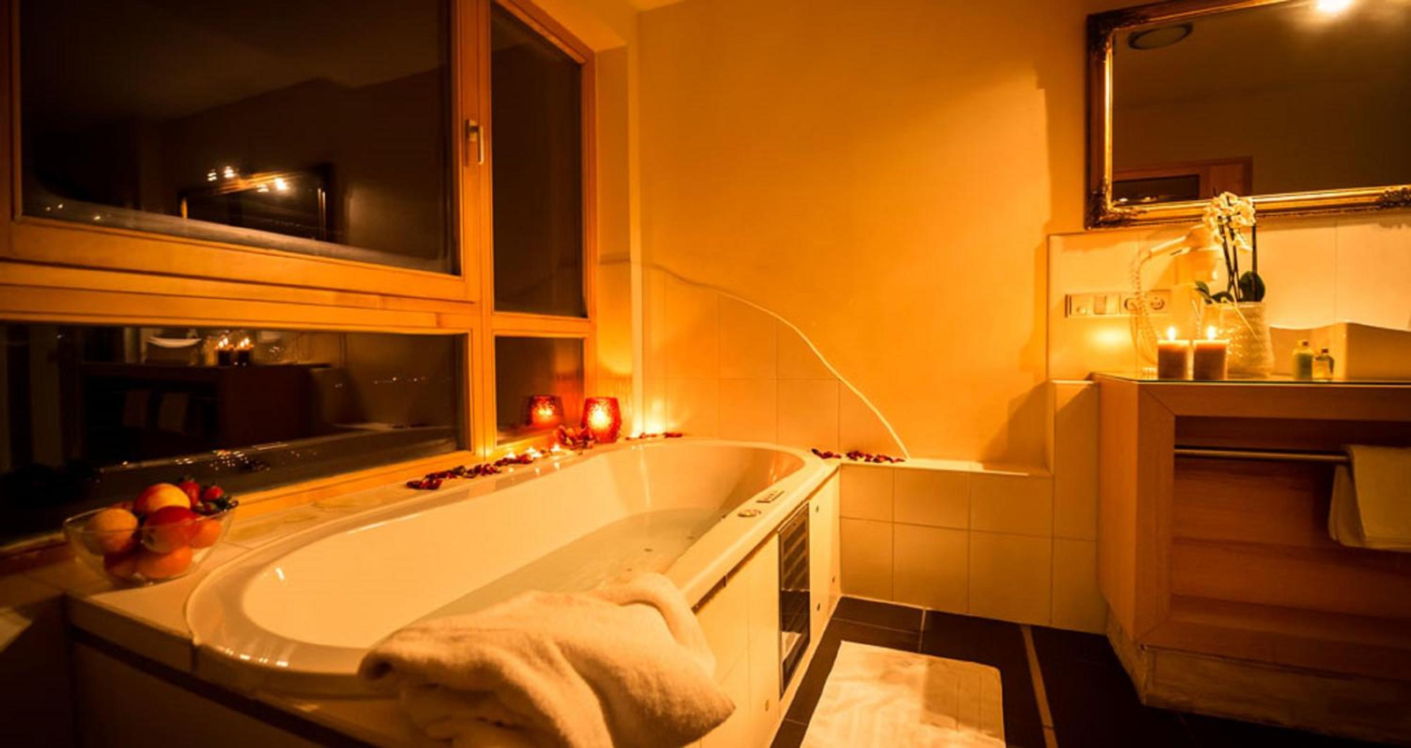 Suite with Hot Tub photo 2