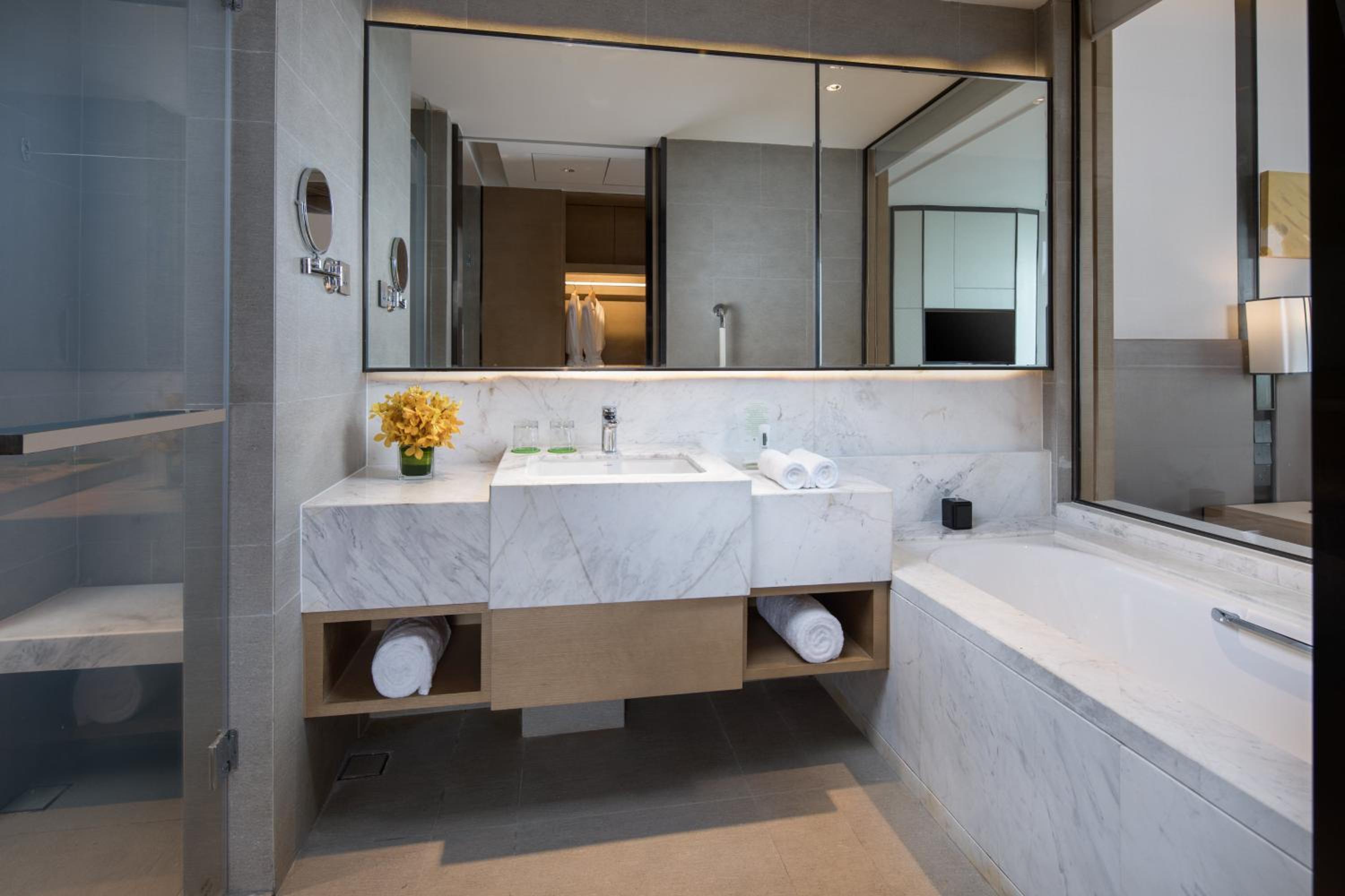 Standard Twin Room with Tub and Walk-In Shower photo 2