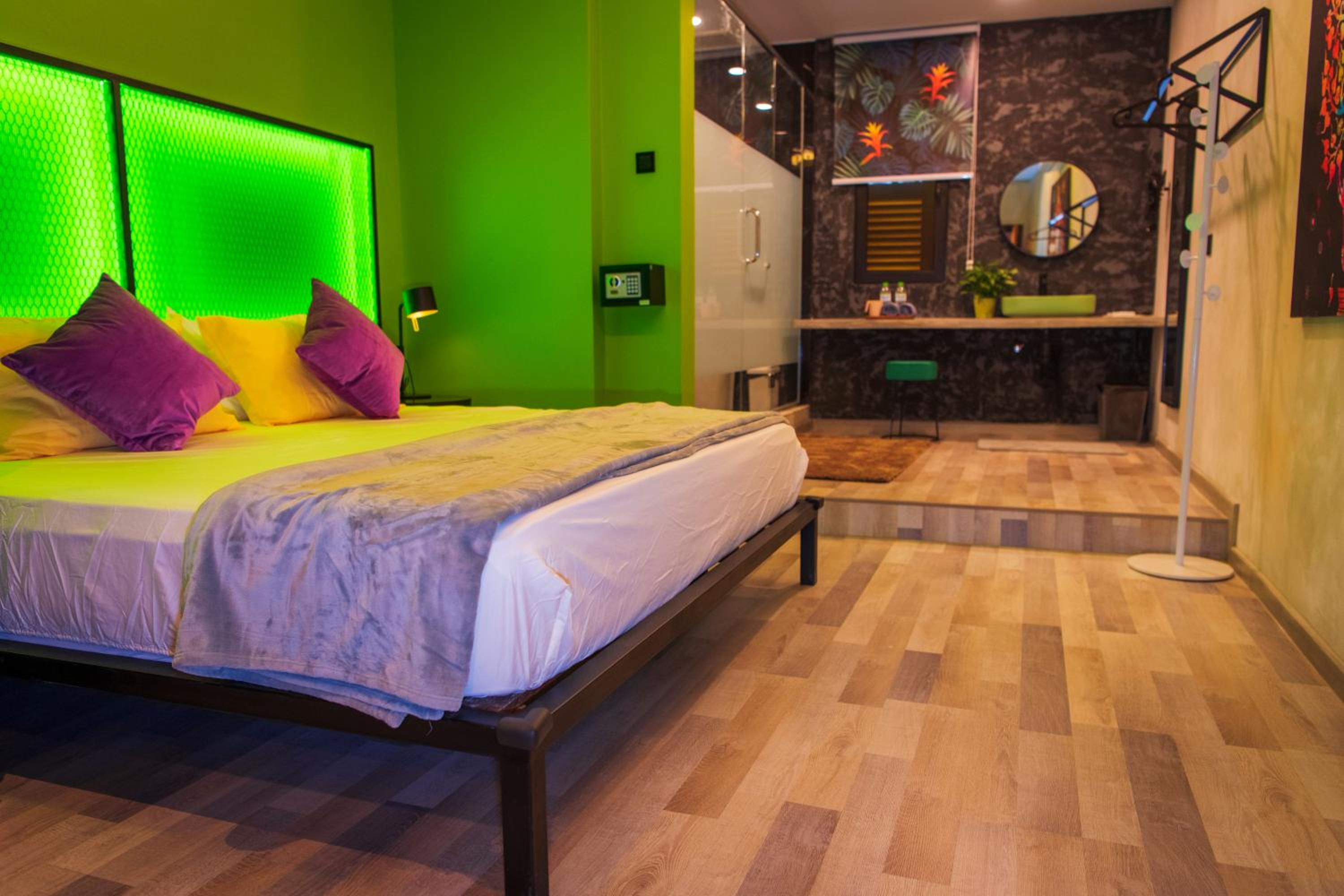 Deluxe King Room - Photo 3