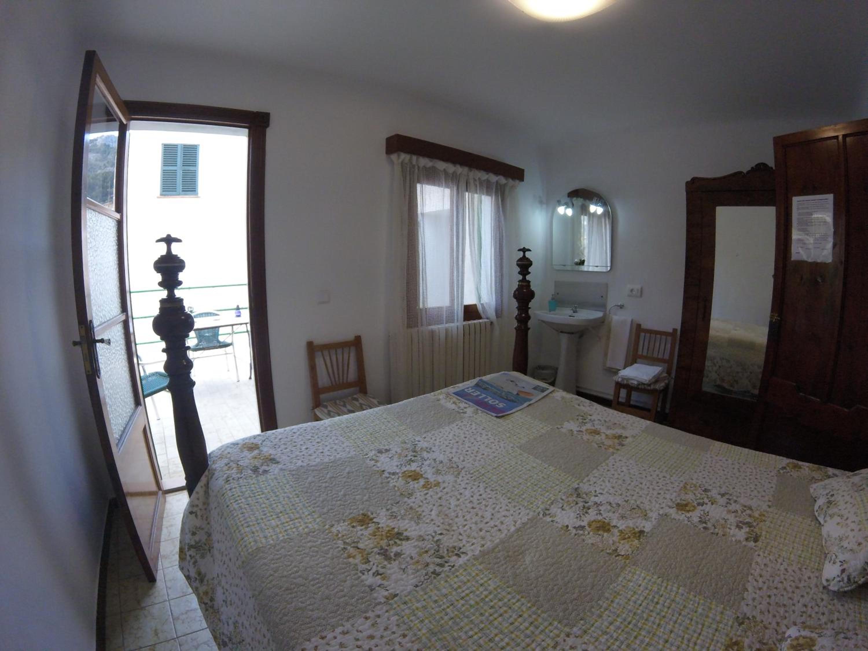 Double Room with Shared Bathroom photo 2