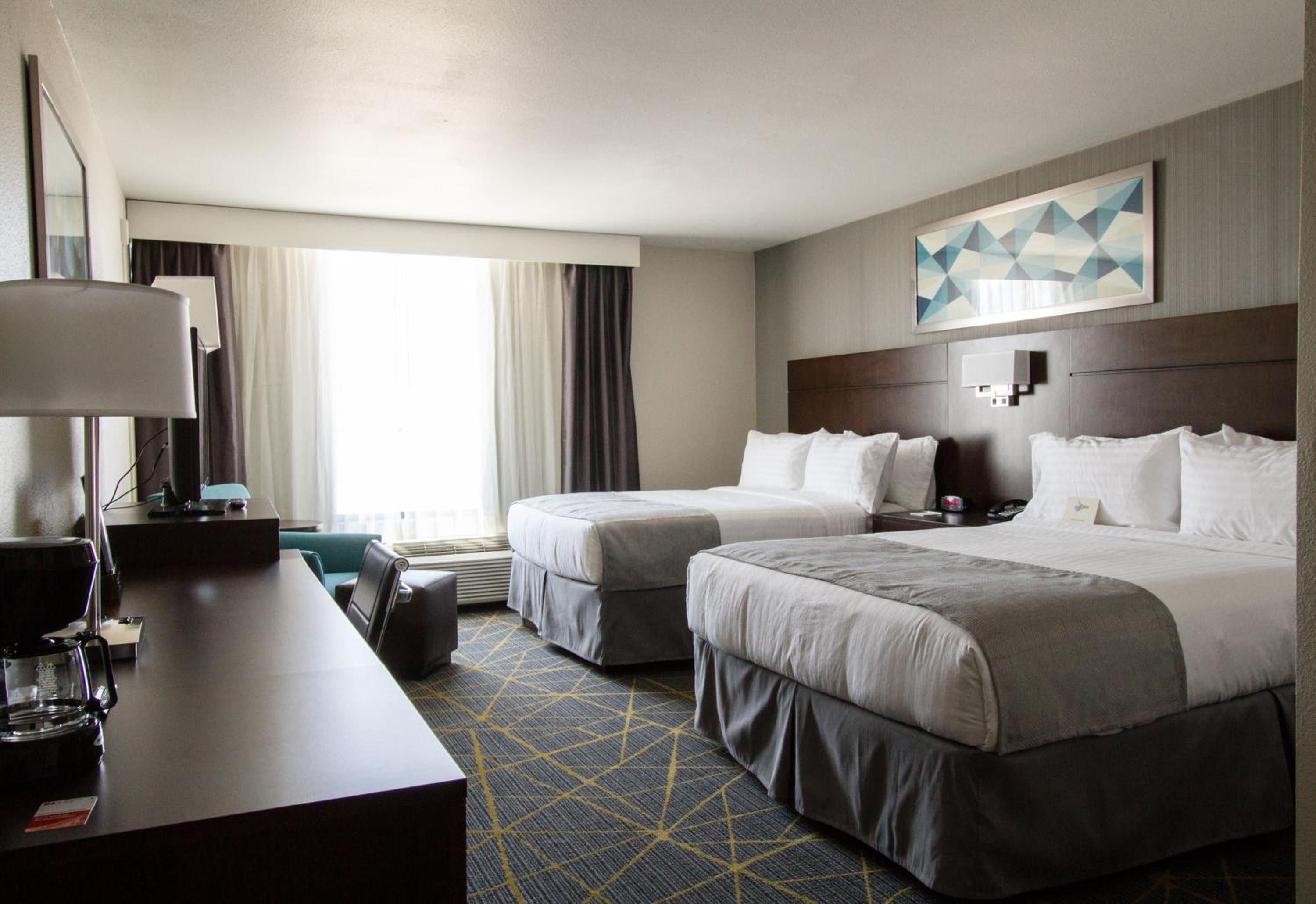 Standard Room with Two Queen Beds - Photo 3