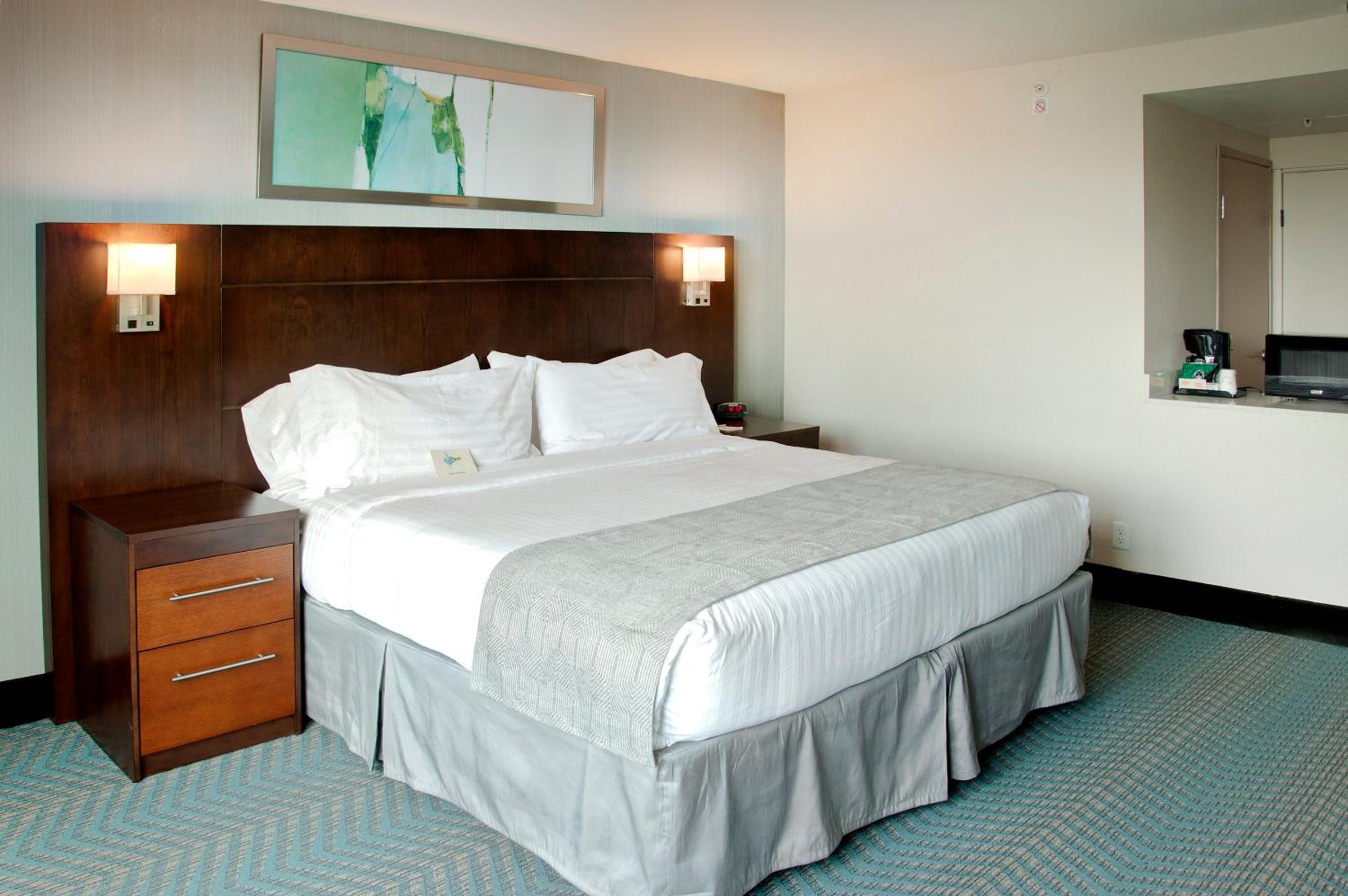 Standard King Room with Balcony - Photo 2
