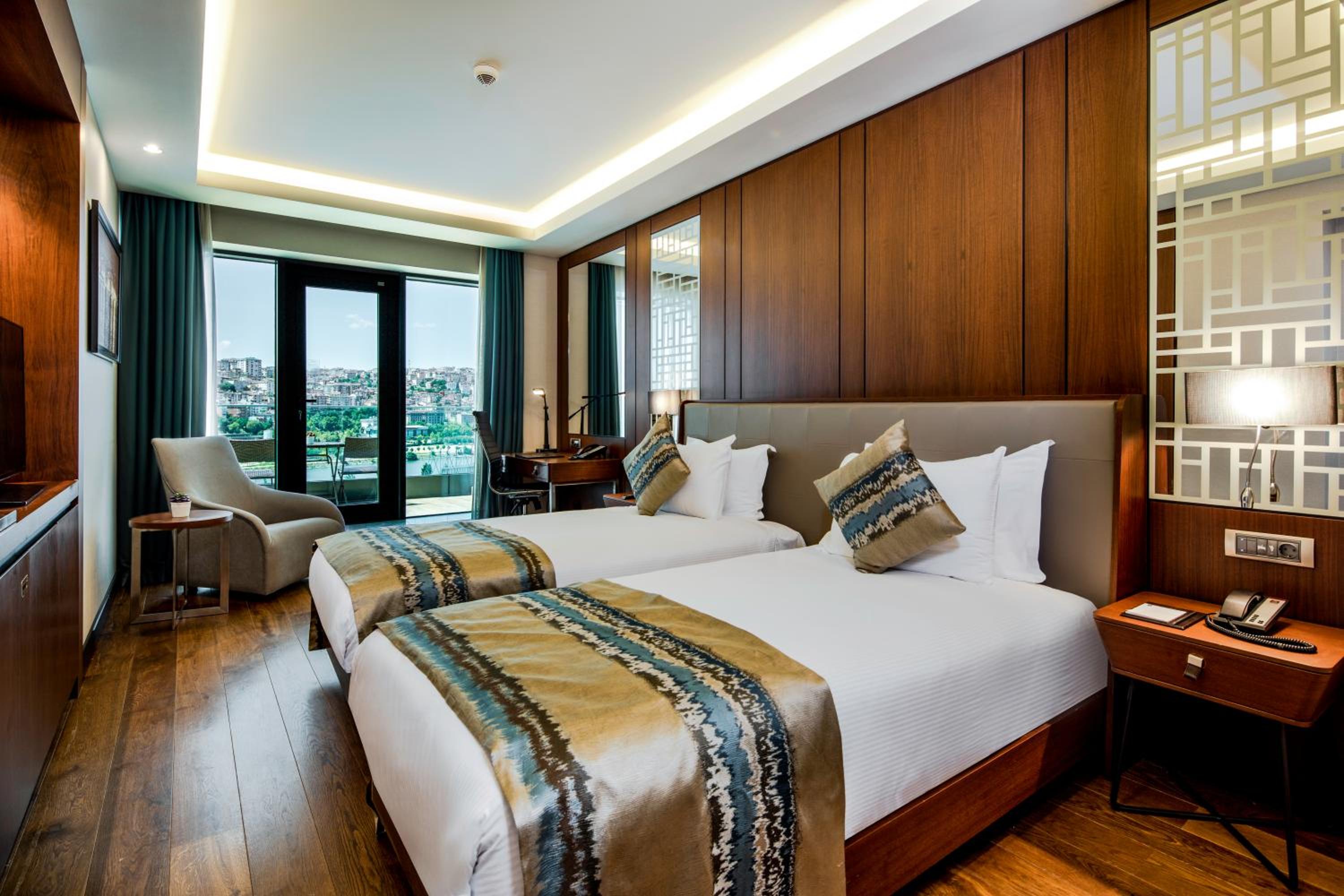 Deluxe Double or Twin Room with Balcony and Sea View