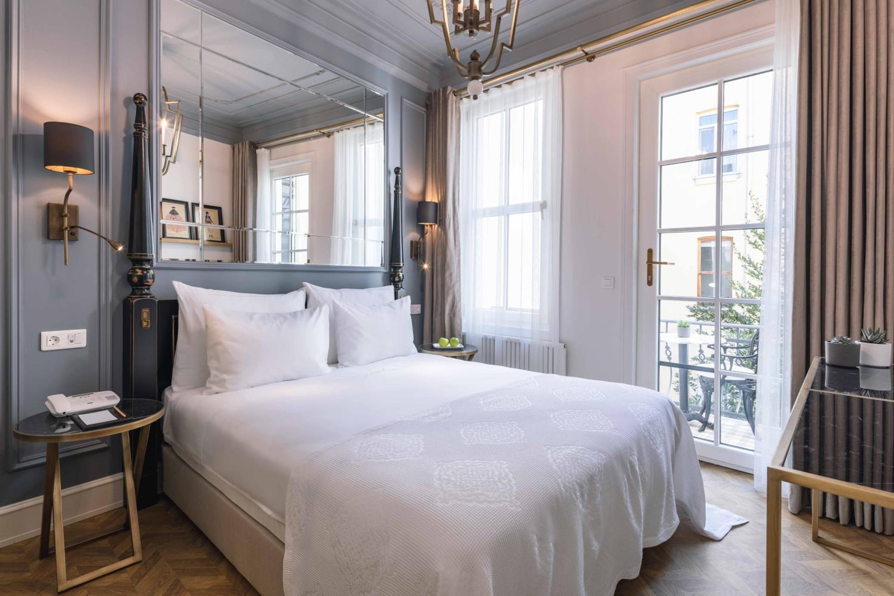 Deluxe Double Room with Balcony photo 1