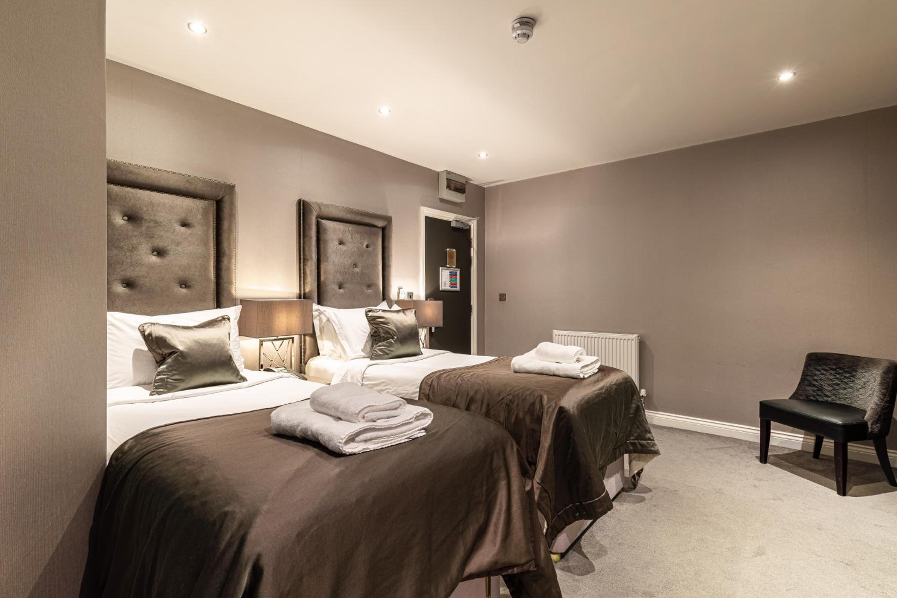 Deluxe Double Room - Photo 9