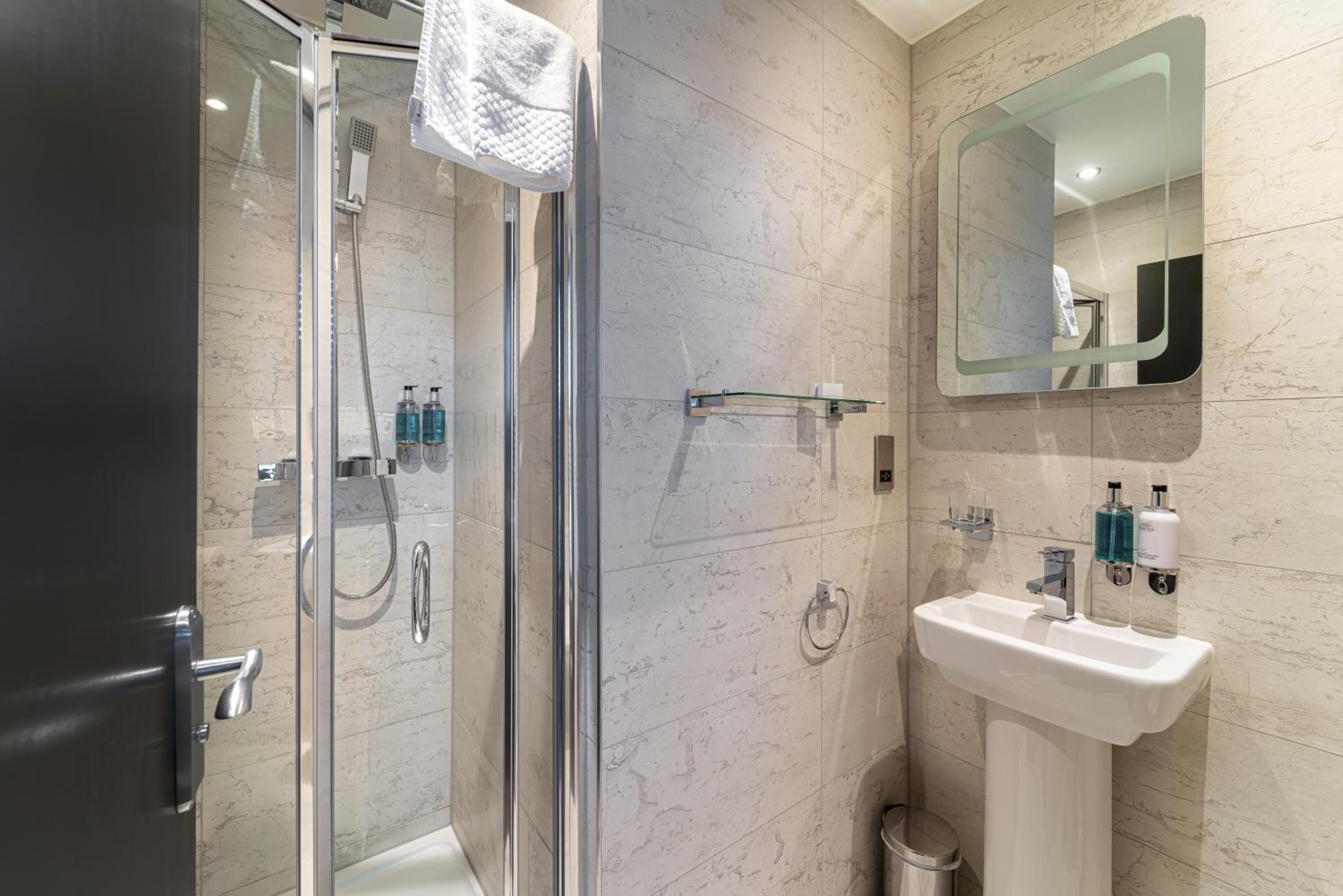 Standard Double Room - Photo 9