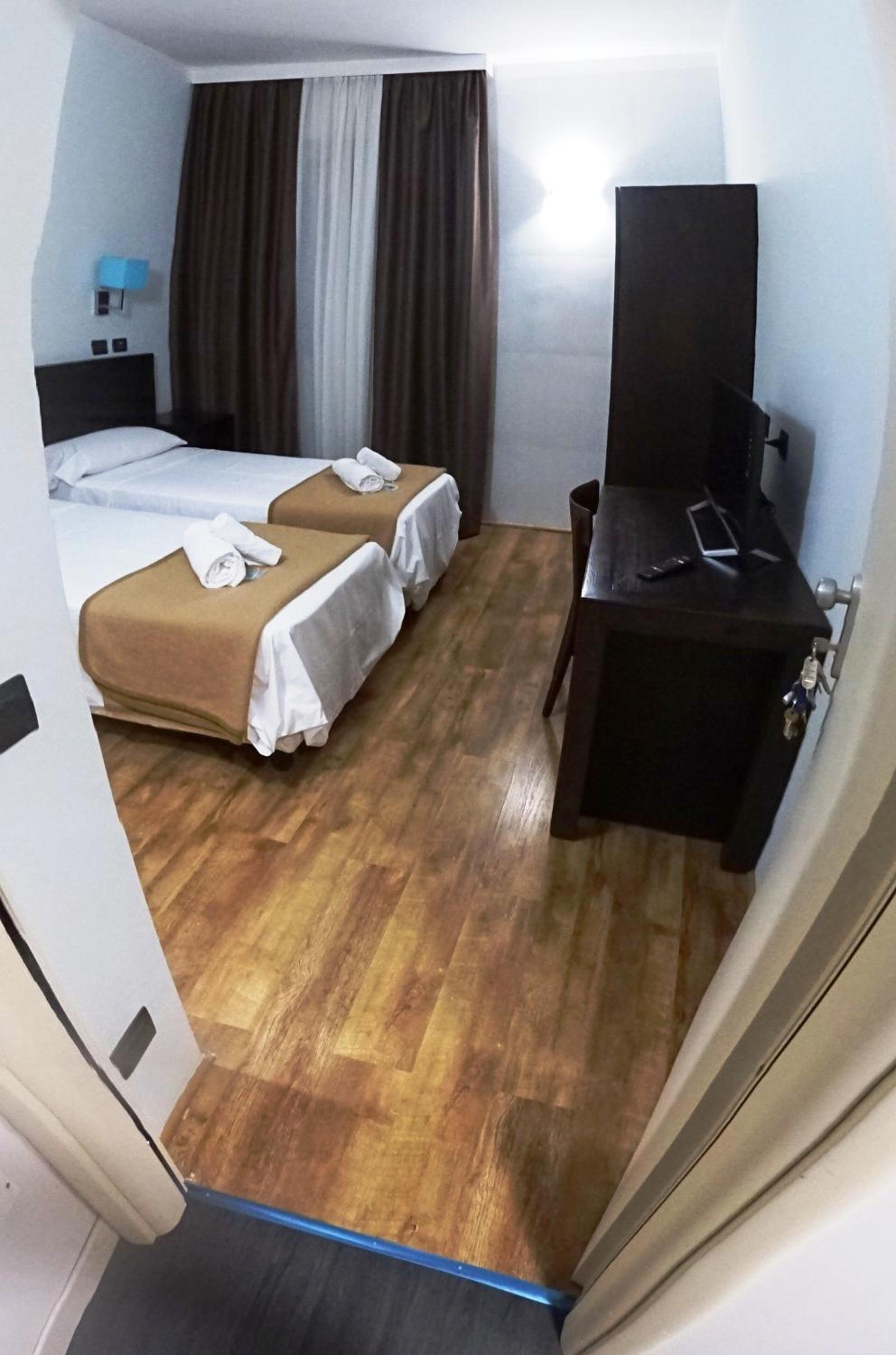 Twin Room - Photo 3