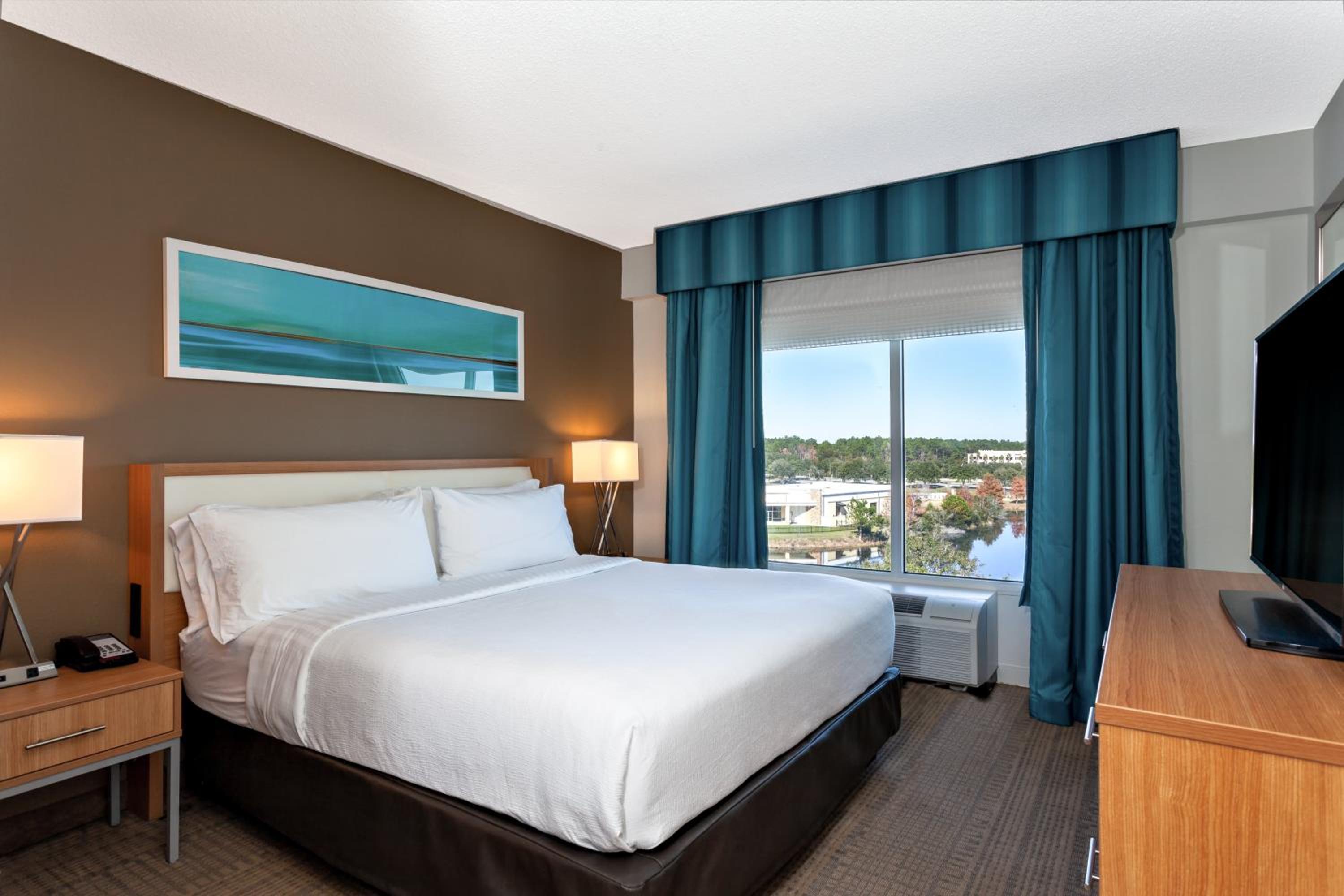Standard King Room with Lake View - Photo 2