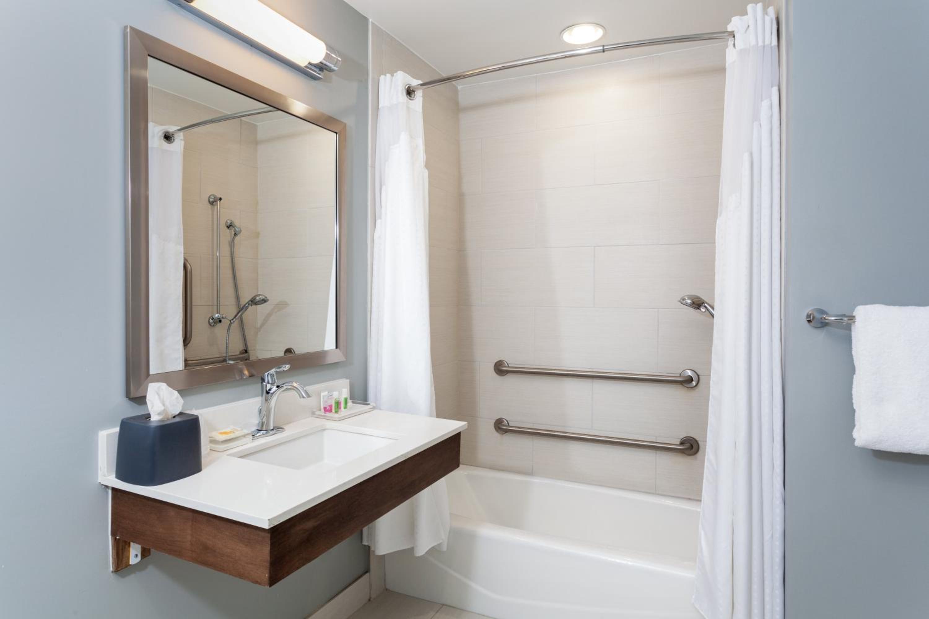Standard King Room with Mobility Accessible Tub - Photo 7