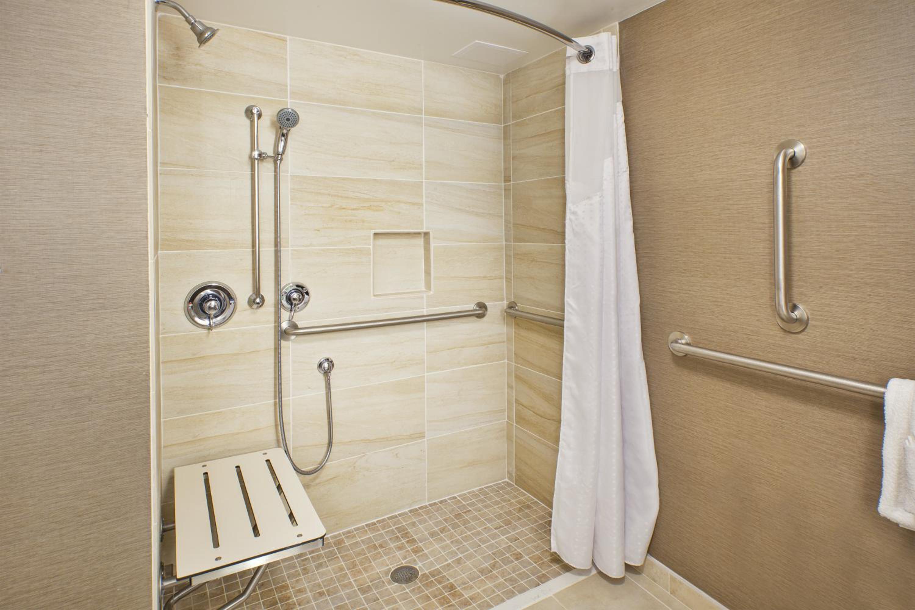 Queen Room with Communications and Mobility Accessible Shower - Photo 3