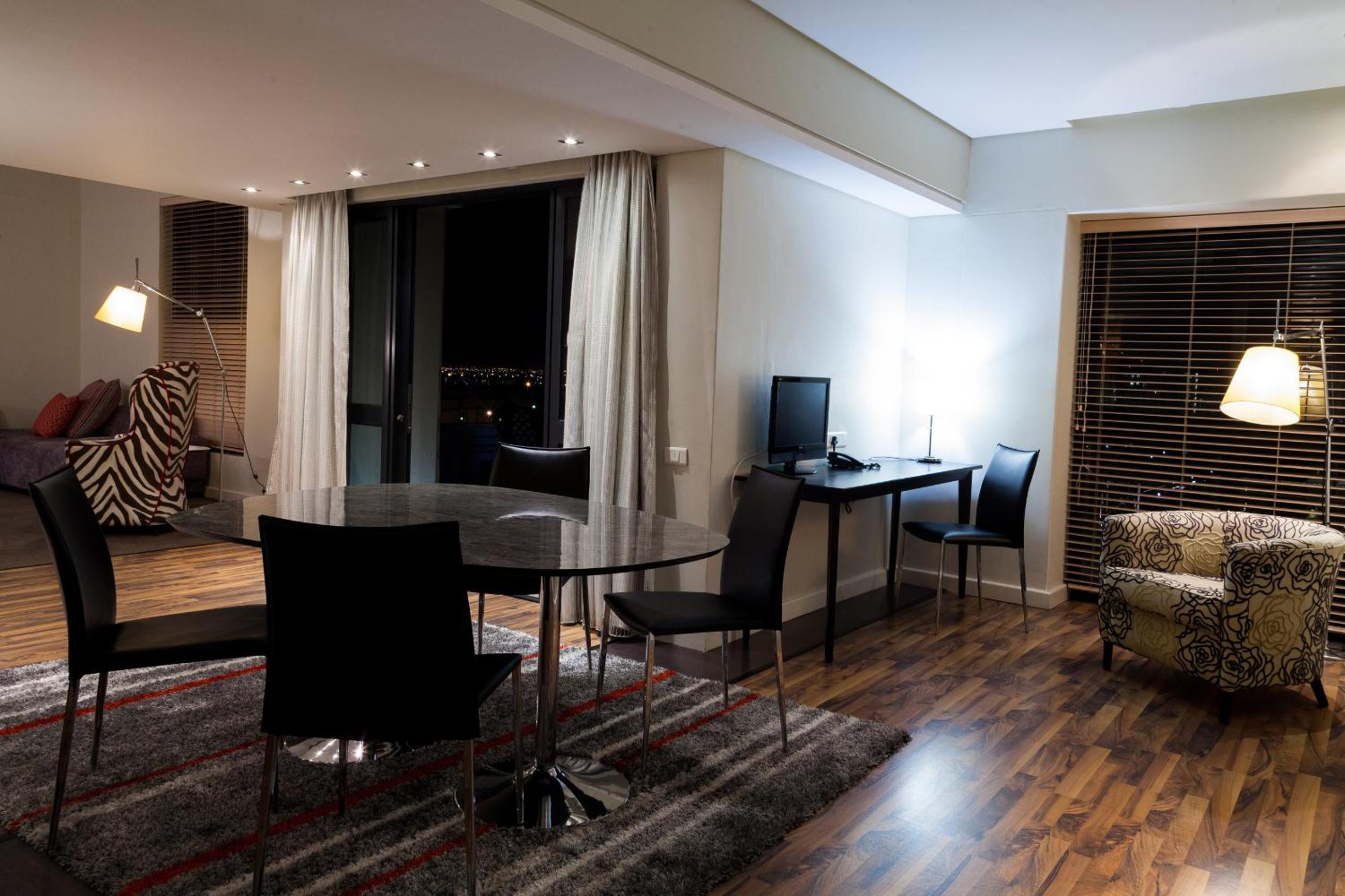 Two-Bedroom Penthouse Apartment - Photo 4