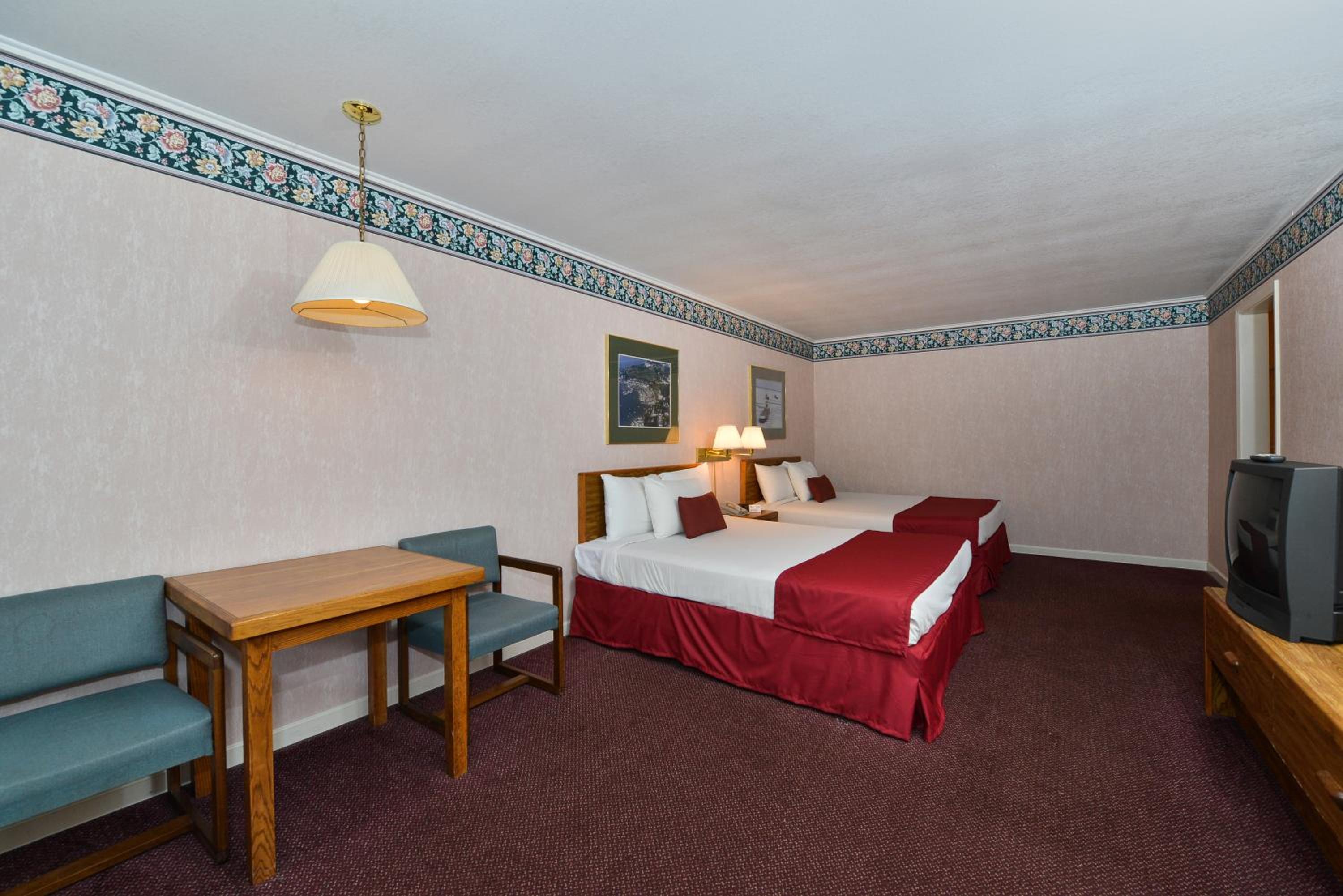 Standard Double Queen Room - Photo 10