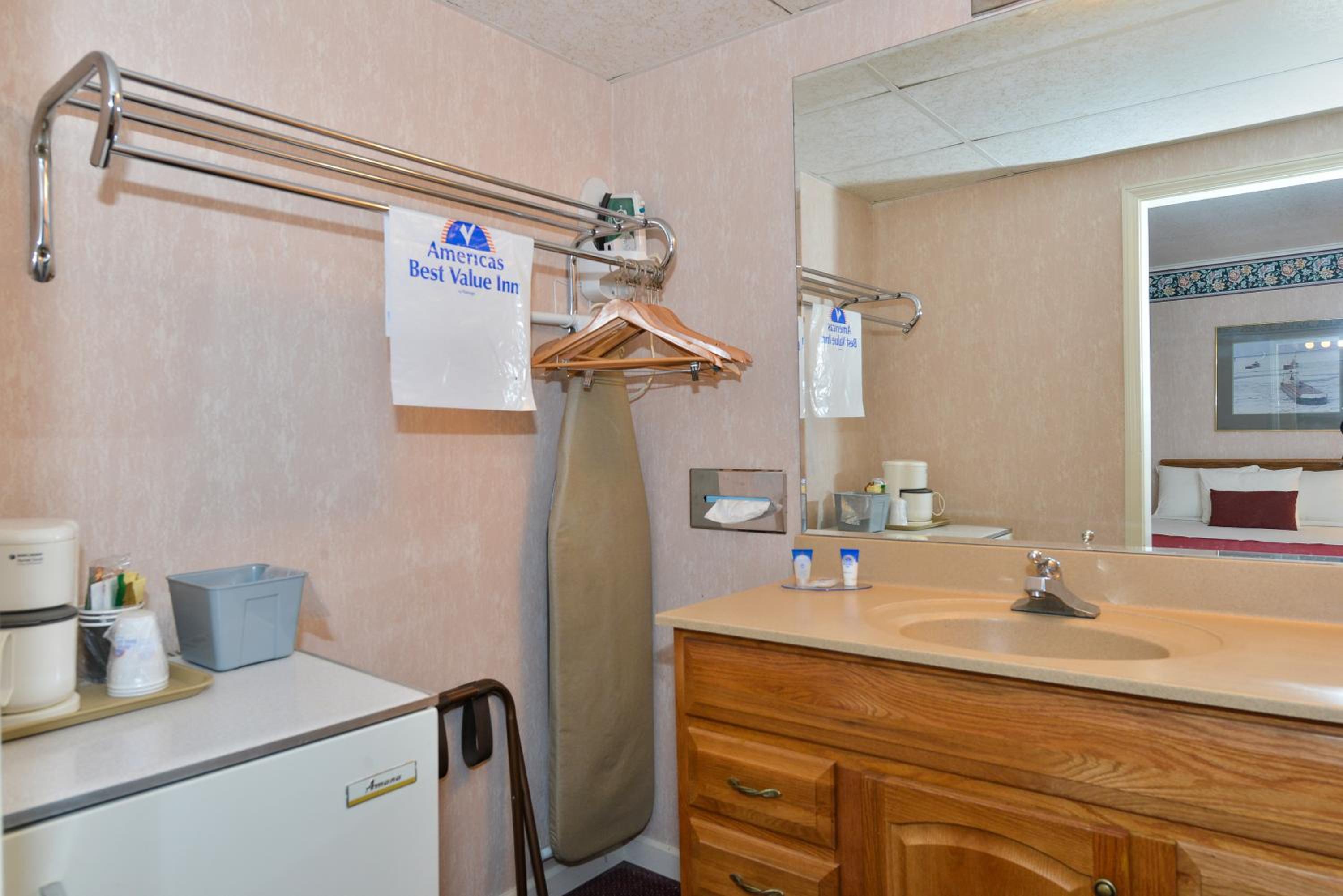 Standard Single Queen Room - Non-Smoking  - Photo 7
