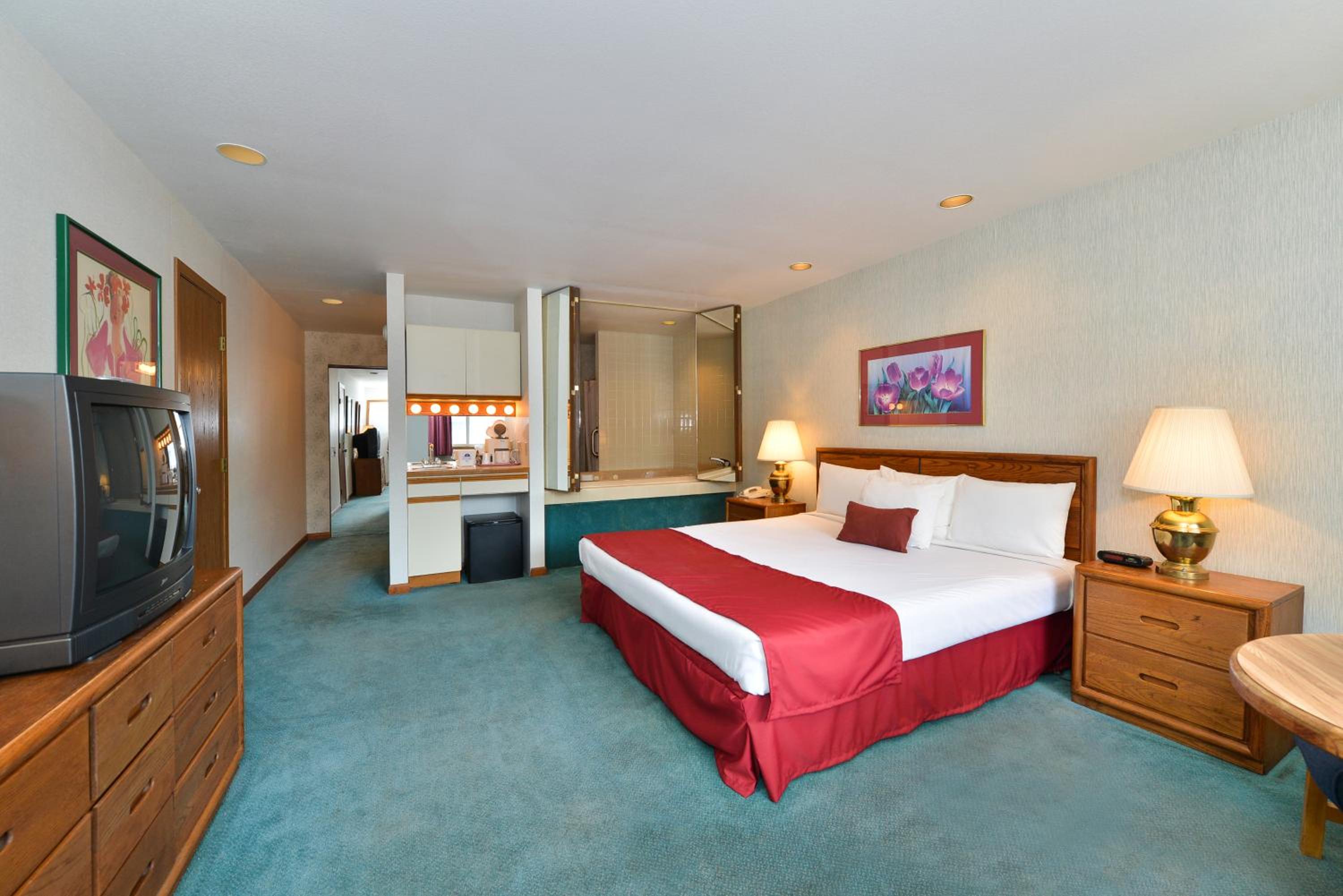 Deluxe King Room with Spa Bath - Photo 2