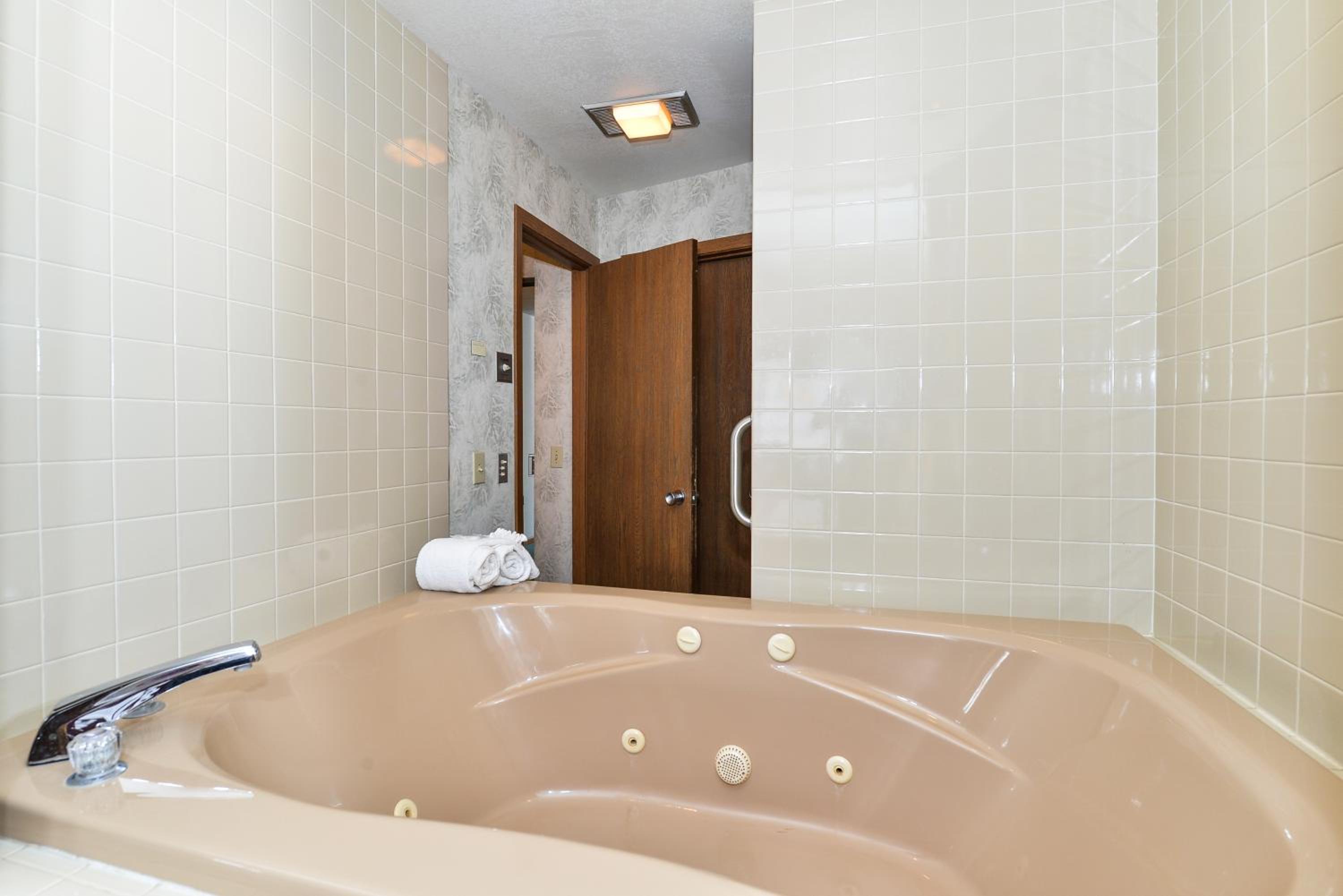 Deluxe King Room with Spa Bath - Photo 4
